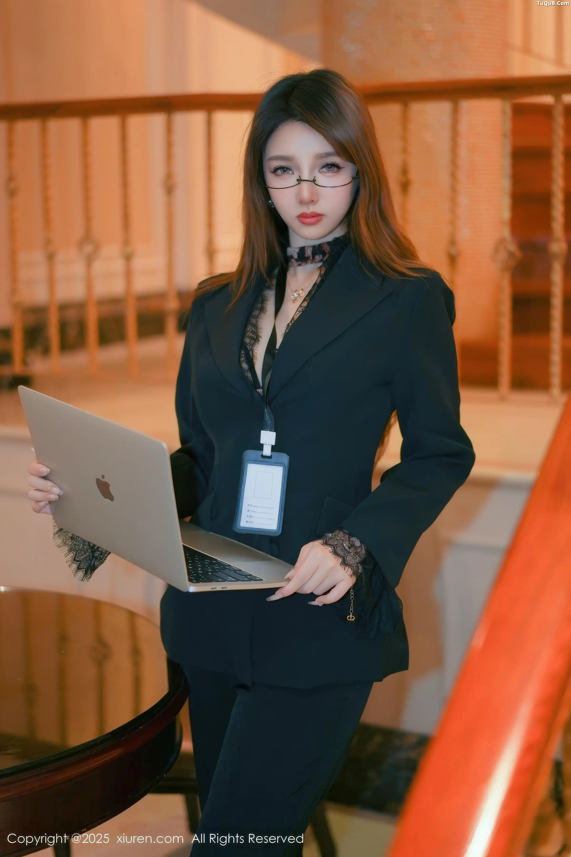 Twins-夭夭性感西服露豹纹内衣配闪亮黑丝秀曼妙身姿绝美写真 第 1 张