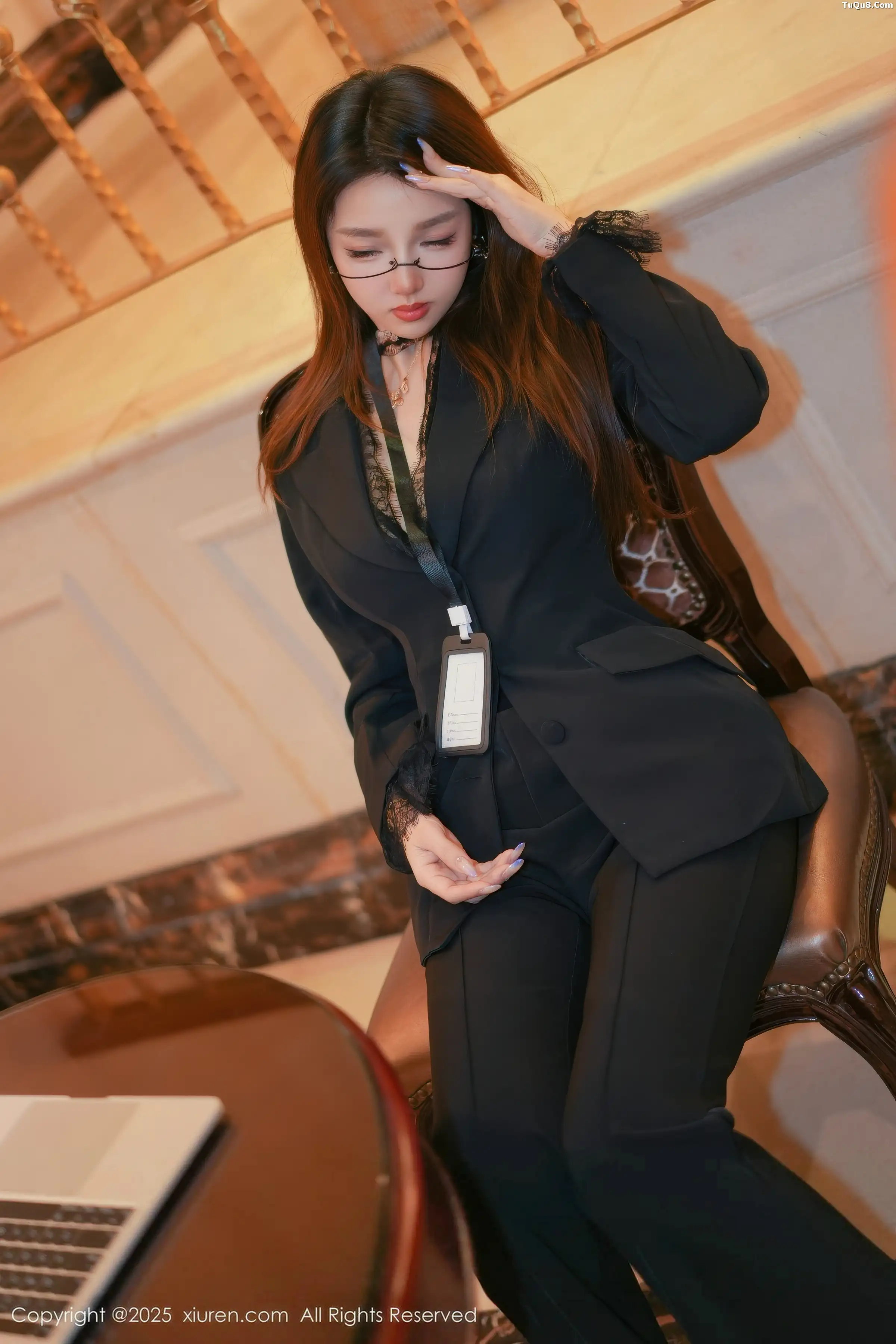 Twins-夭夭性感西服露豹纹内衣配闪亮黑丝秀曼妙身姿绝美写真 第 21 张