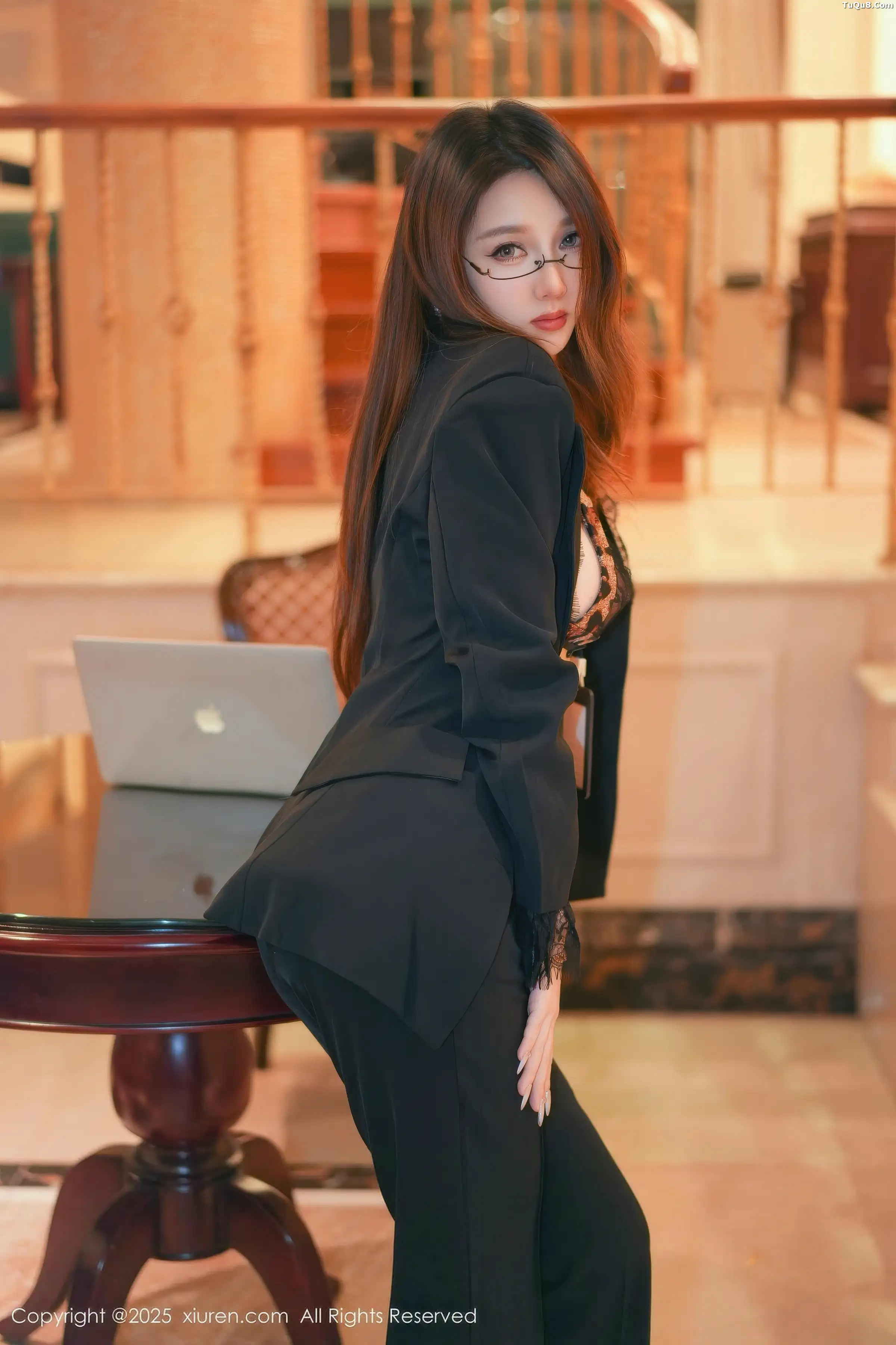 Twins-夭夭性感西服露豹纹内衣配闪亮黑丝秀曼妙身姿绝美写真 第 28 张