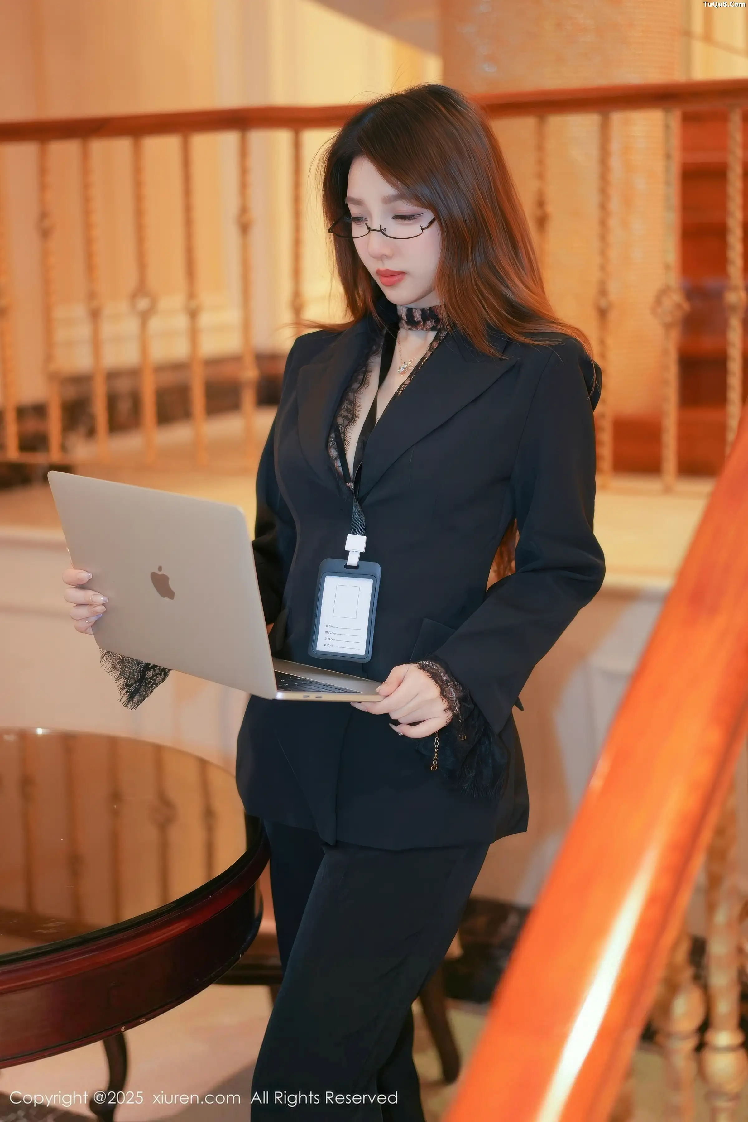 Twins-夭夭性感西服露豹纹内衣配闪亮黑丝秀曼妙身姿绝美写真 第 3 张
