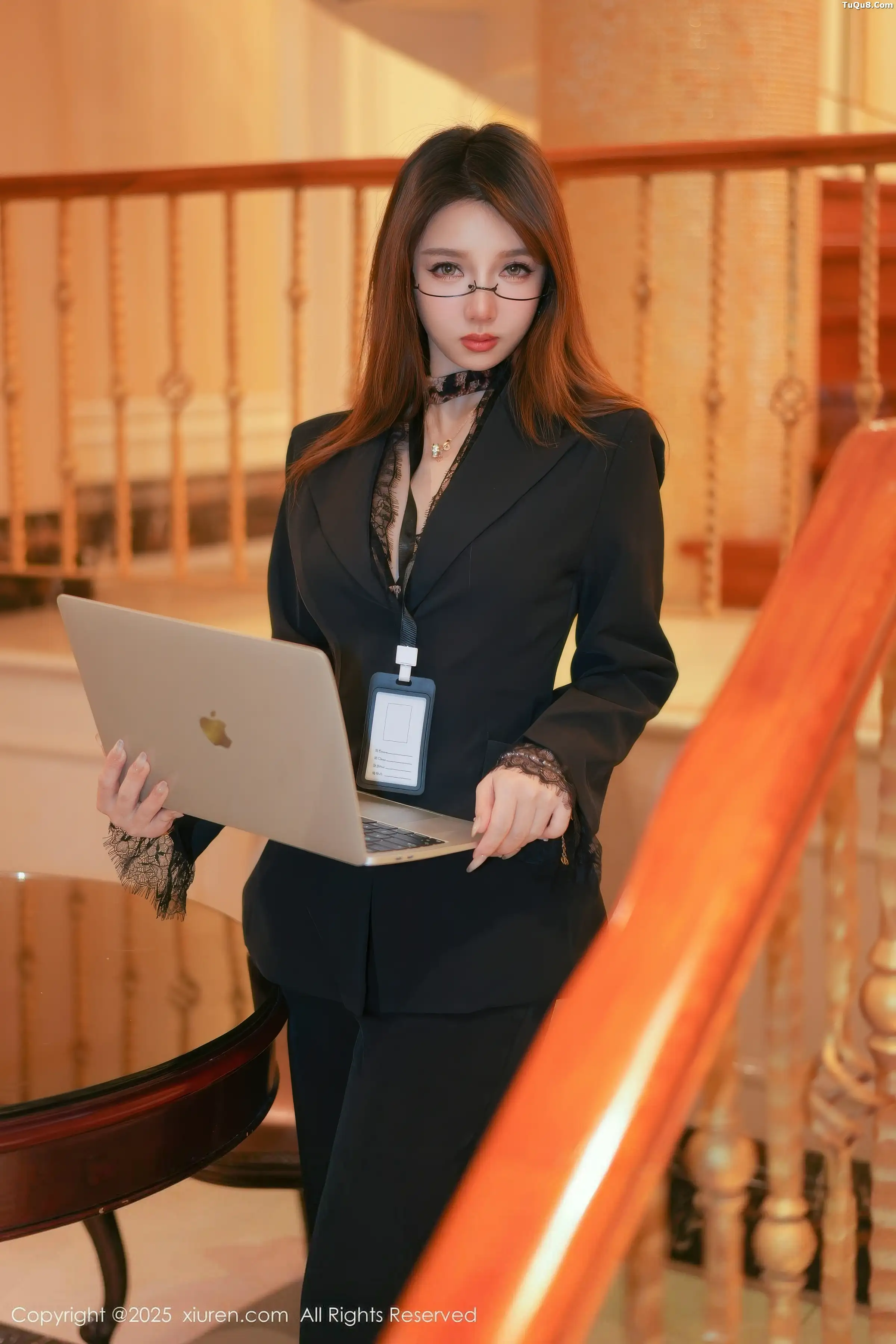 Twins-夭夭性感西服露豹纹内衣配闪亮黑丝秀曼妙身姿绝美写真 第 5 张