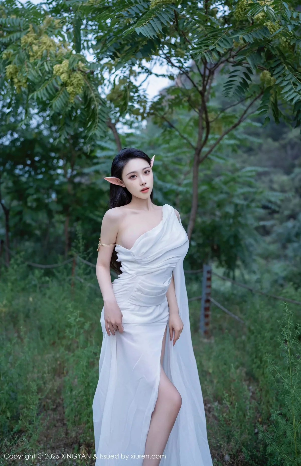 清妙精灵装扮性感白色连衣长裙秀翘臀美腿惹火绝美写真 第 1 张