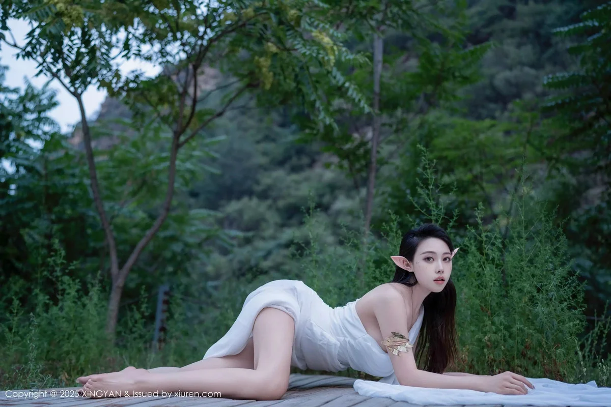 清妙精灵装扮性感白色连衣长裙秀翘臀美腿惹火绝美写真 第 13 张
