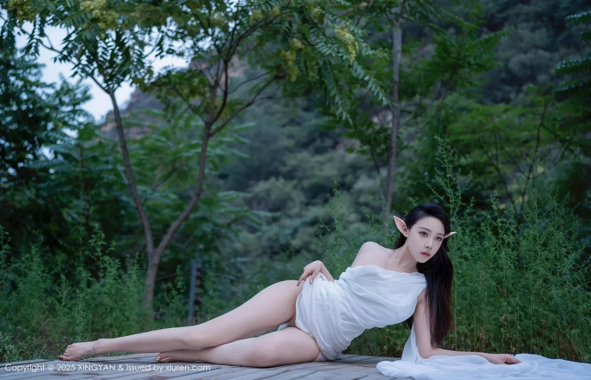清妙精灵装扮性感白色连衣长裙秀翘臀美腿惹火绝美写真 第 16 张