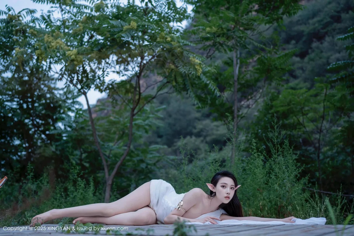 清妙精灵装扮性感白色连衣长裙秀翘臀美腿惹火绝美写真 第 18 张