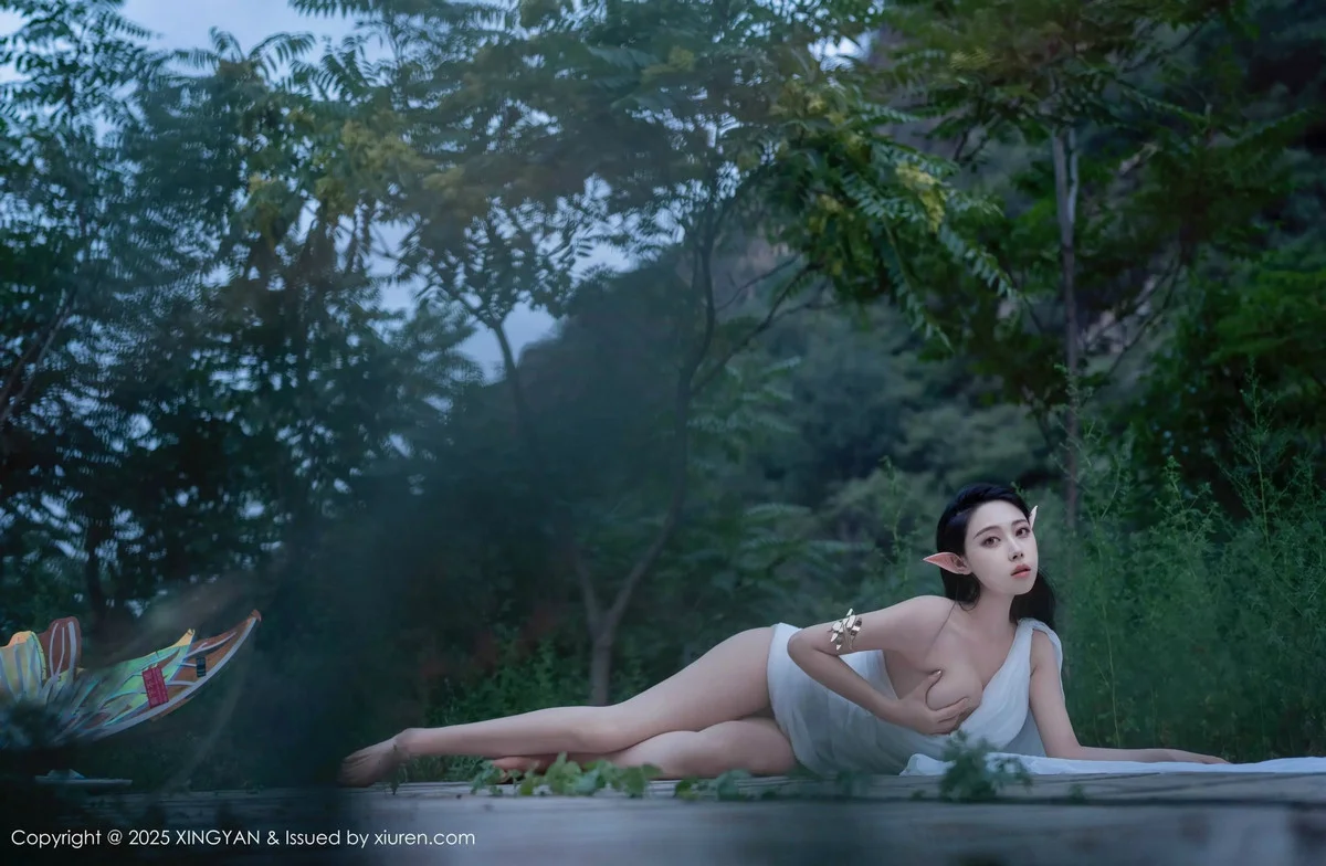 清妙精灵装扮性感白色连衣长裙秀翘臀美腿惹火绝美写真 第 19 张