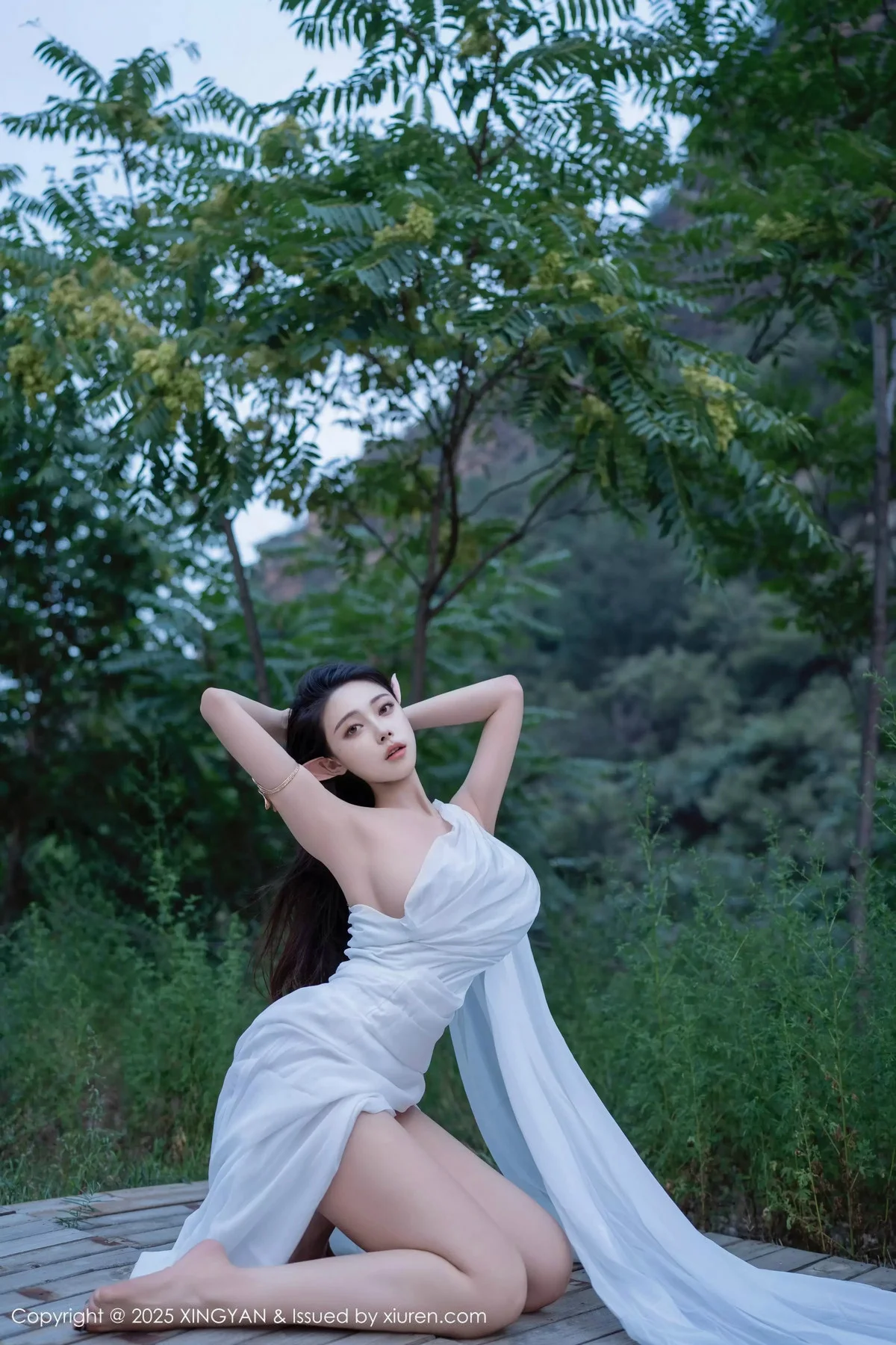 清妙精灵装扮性感白色连衣长裙秀翘臀美腿惹火绝美写真 第 21 张