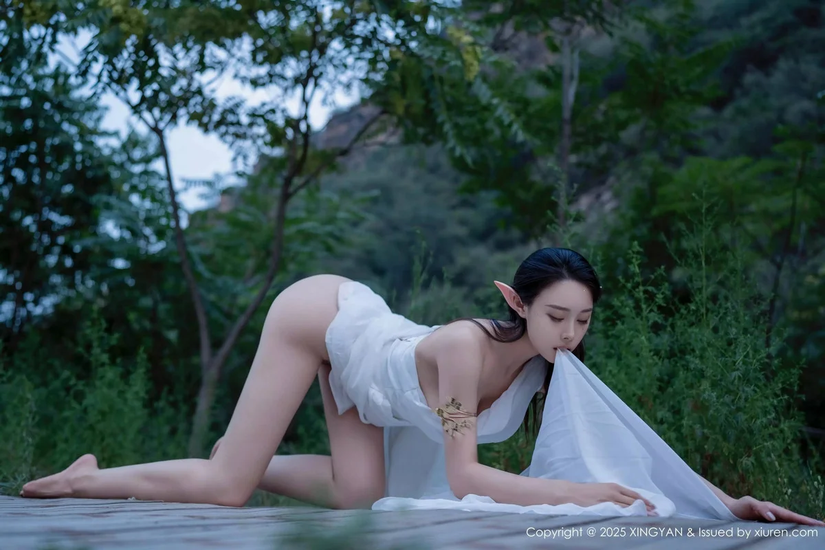 清妙精灵装扮性感白色连衣长裙秀翘臀美腿惹火绝美写真 第 25 张