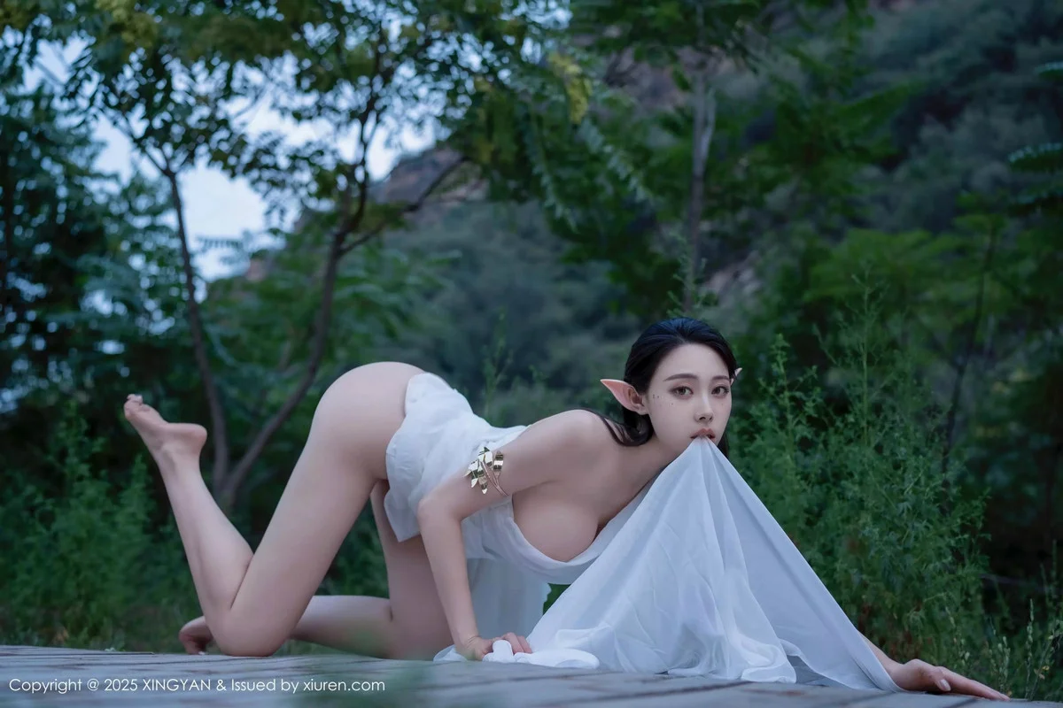 清妙精灵装扮性感白色连衣长裙秀翘臀美腿惹火绝美写真 第 28 张