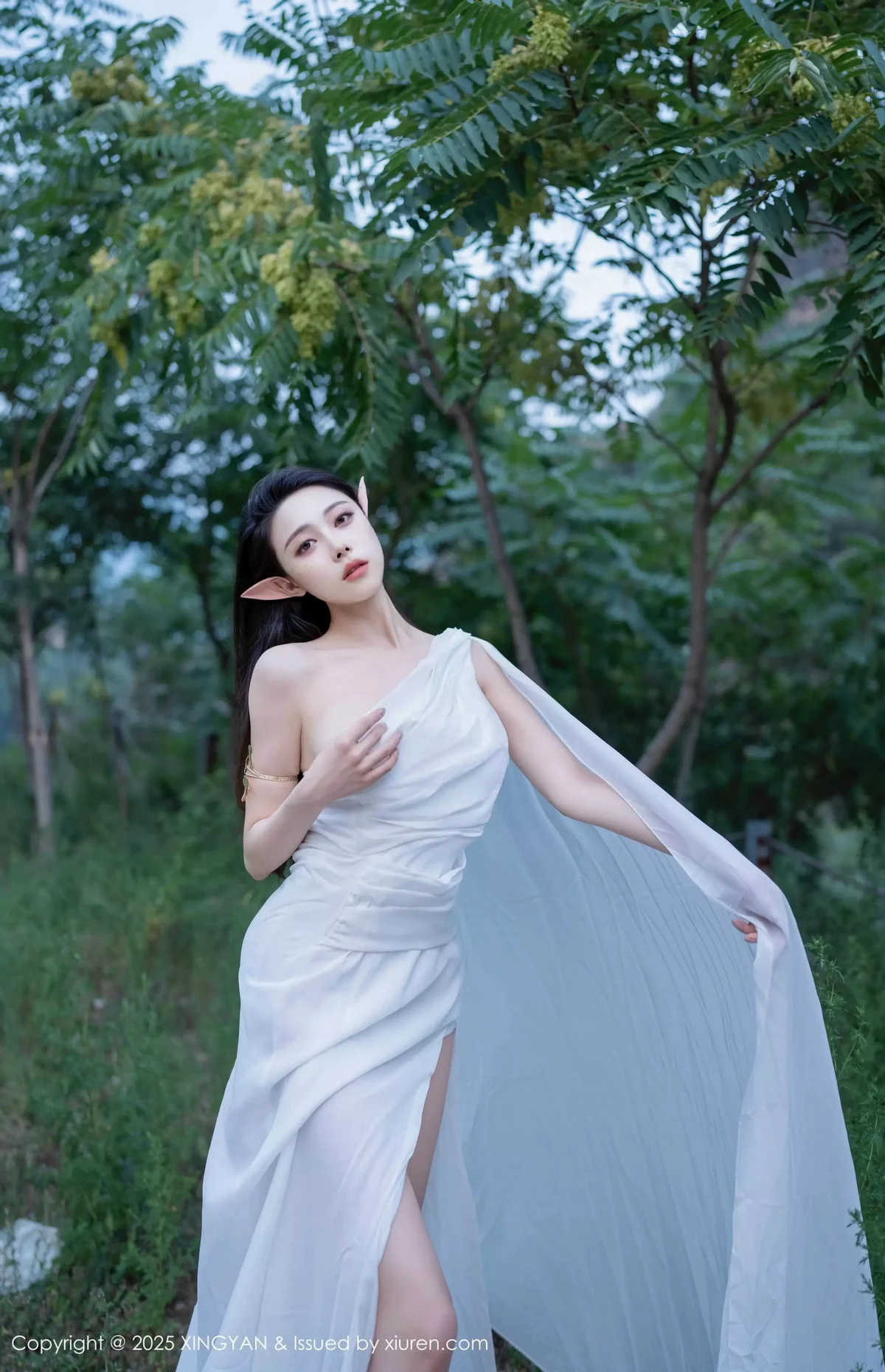 清妙精灵装扮性感白色连衣长裙秀翘臀美腿惹火绝美写真 第 3 张