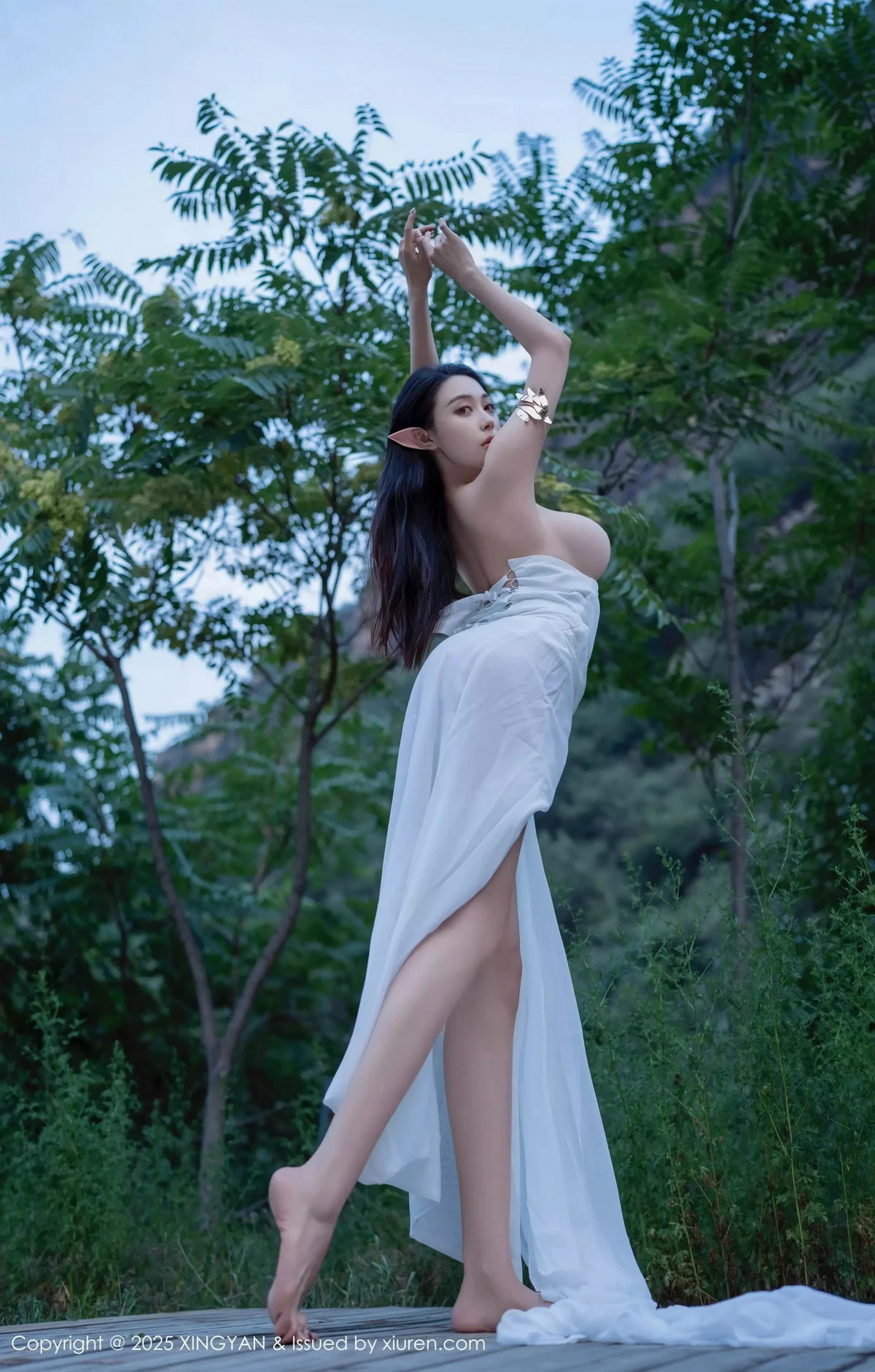 清妙精灵装扮性感白色连衣长裙秀翘臀美腿惹火绝美写真 第 31 张