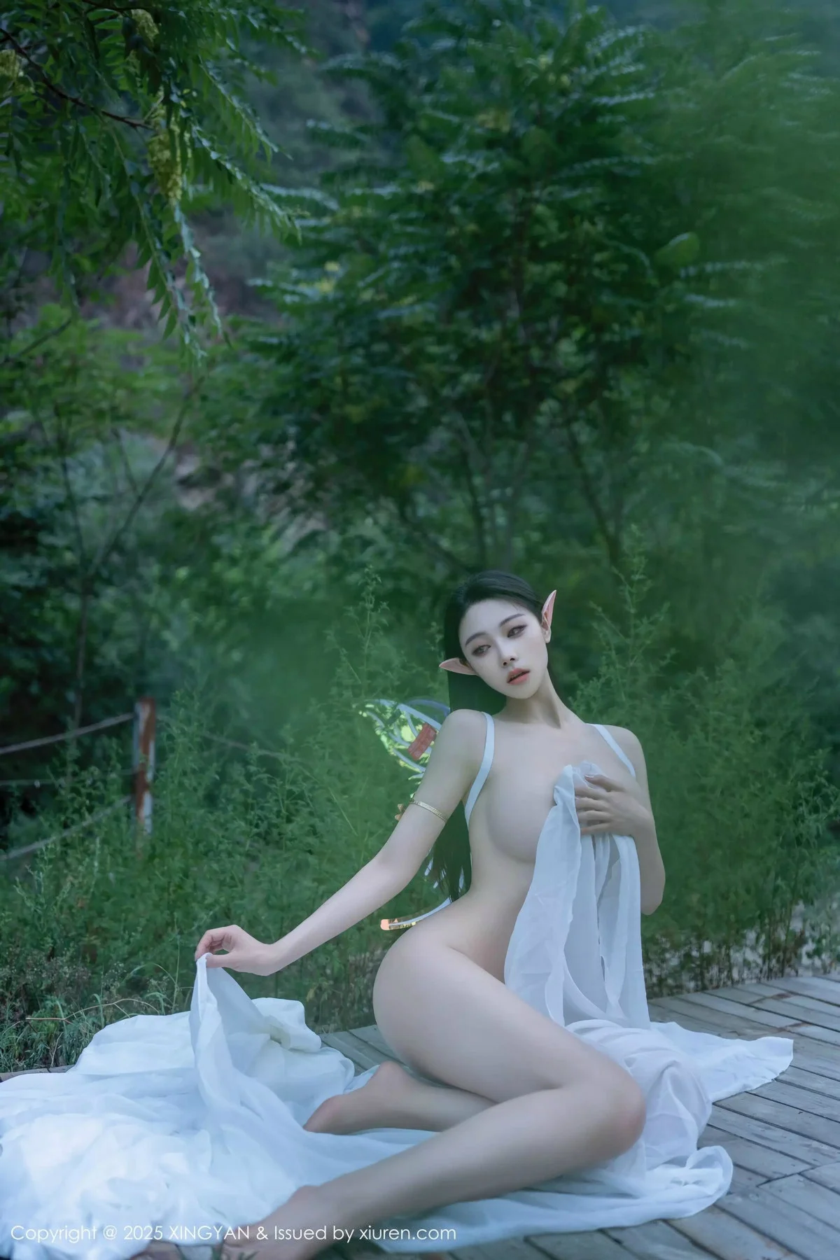 清妙精灵装扮性感白色连衣长裙秀翘臀美腿惹火绝美写真 第 50 张
