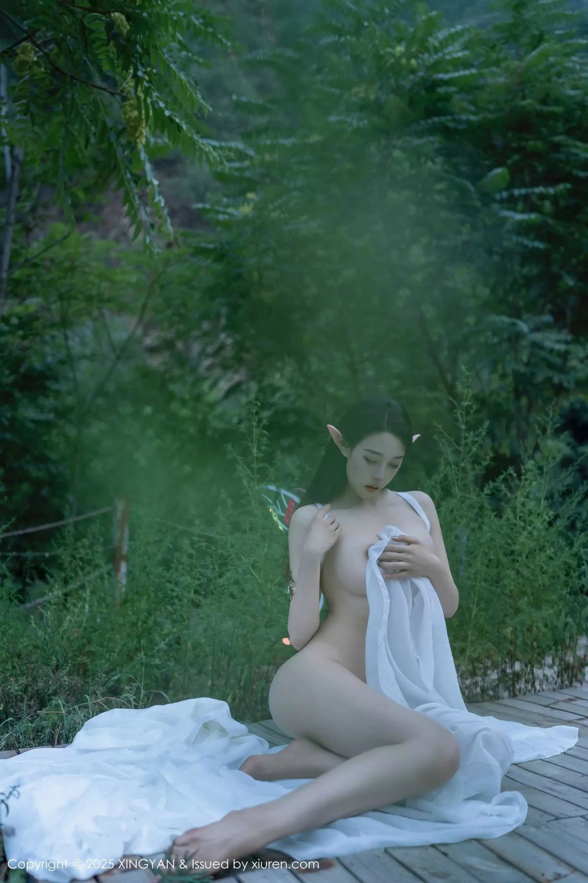 清妙精灵装扮性感白色连衣长裙秀翘臀美腿惹火绝美写真 第 51 张