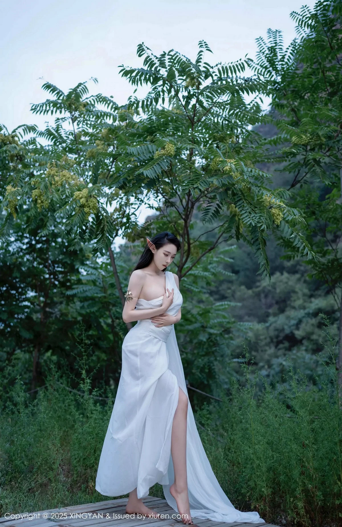 清妙精灵装扮性感白色连衣长裙秀翘臀美腿惹火绝美写真 第 6 张