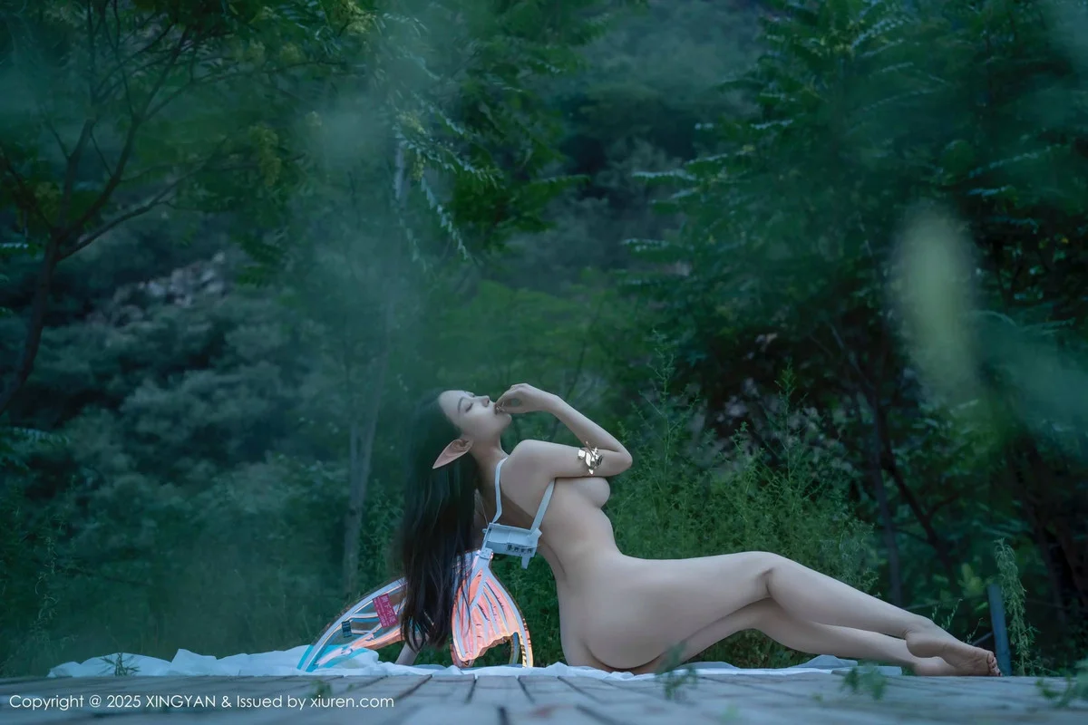 清妙精灵装扮性感白色连衣长裙秀翘臀美腿惹火绝美写真 第 68 张