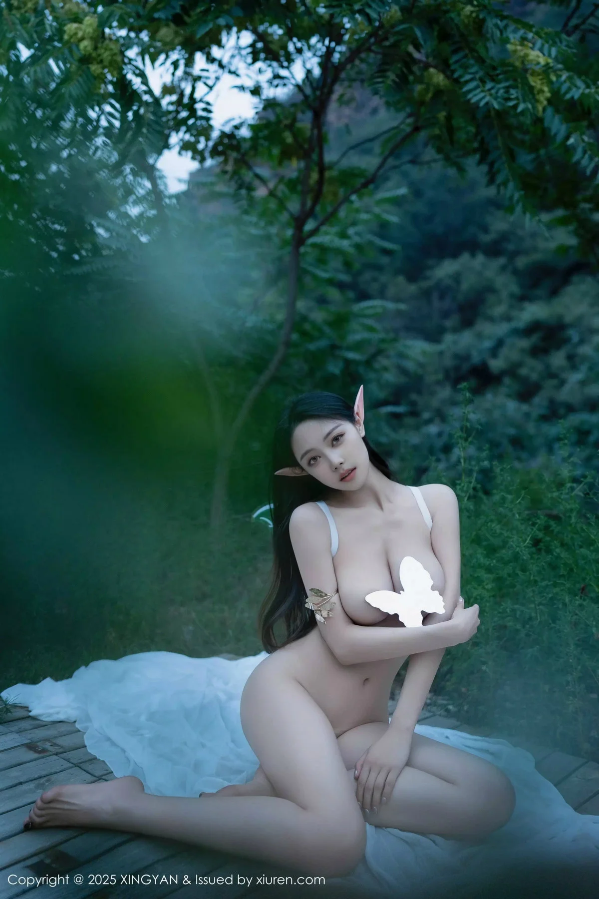 清妙精灵装扮性感白色连衣长裙秀翘臀美腿惹火绝美写真 第 85 张