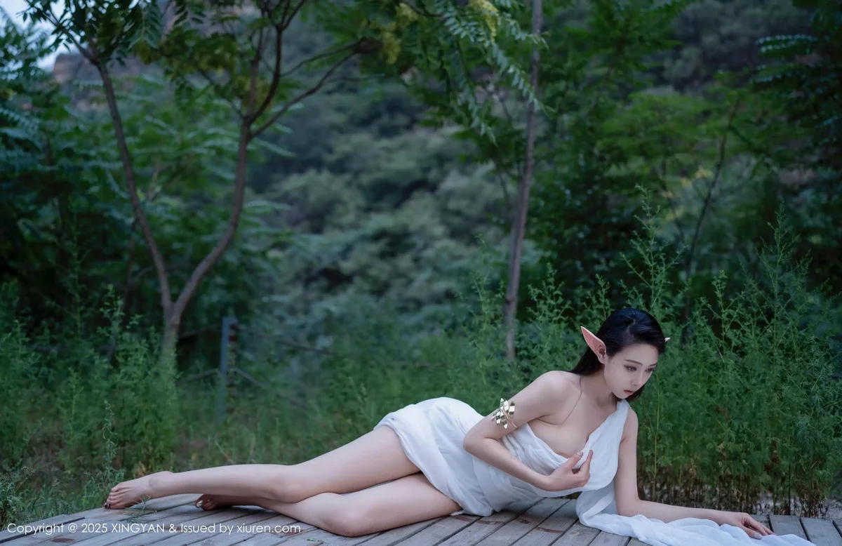 清妙精灵装扮性感白色连衣长裙秀翘臀美腿惹火绝美写真 第 9 张