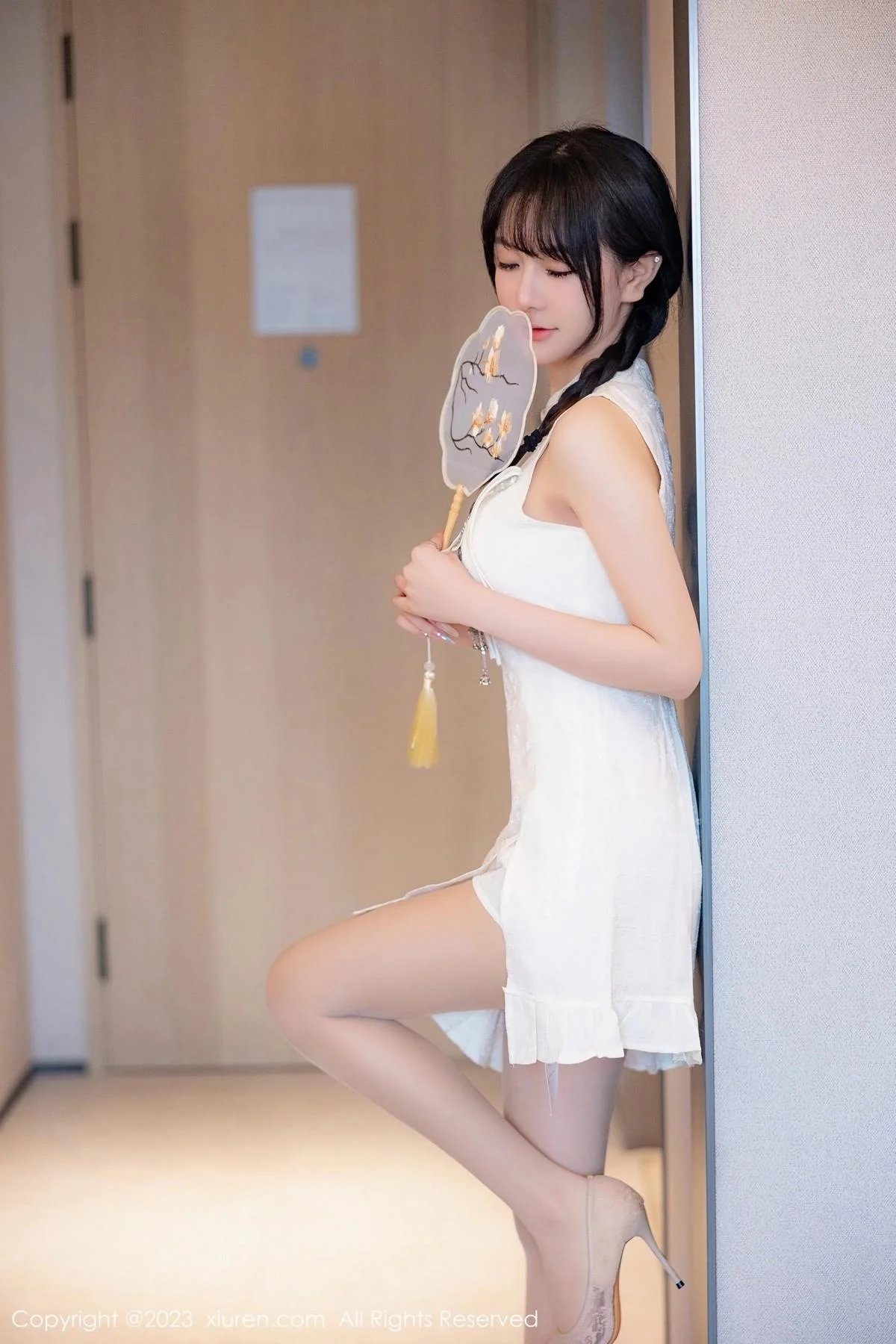 幼幼性感白色旗袍服饰配原色丝袜秀完美身材撩人绝美写真 第 1 张