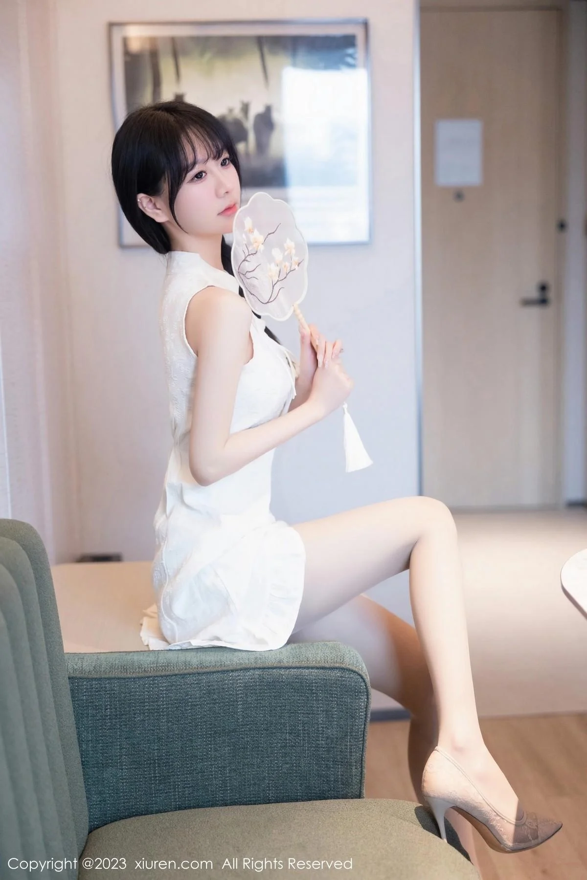 幼幼性感白色旗袍服饰配原色丝袜秀完美身材撩人绝美写真 第 10 张