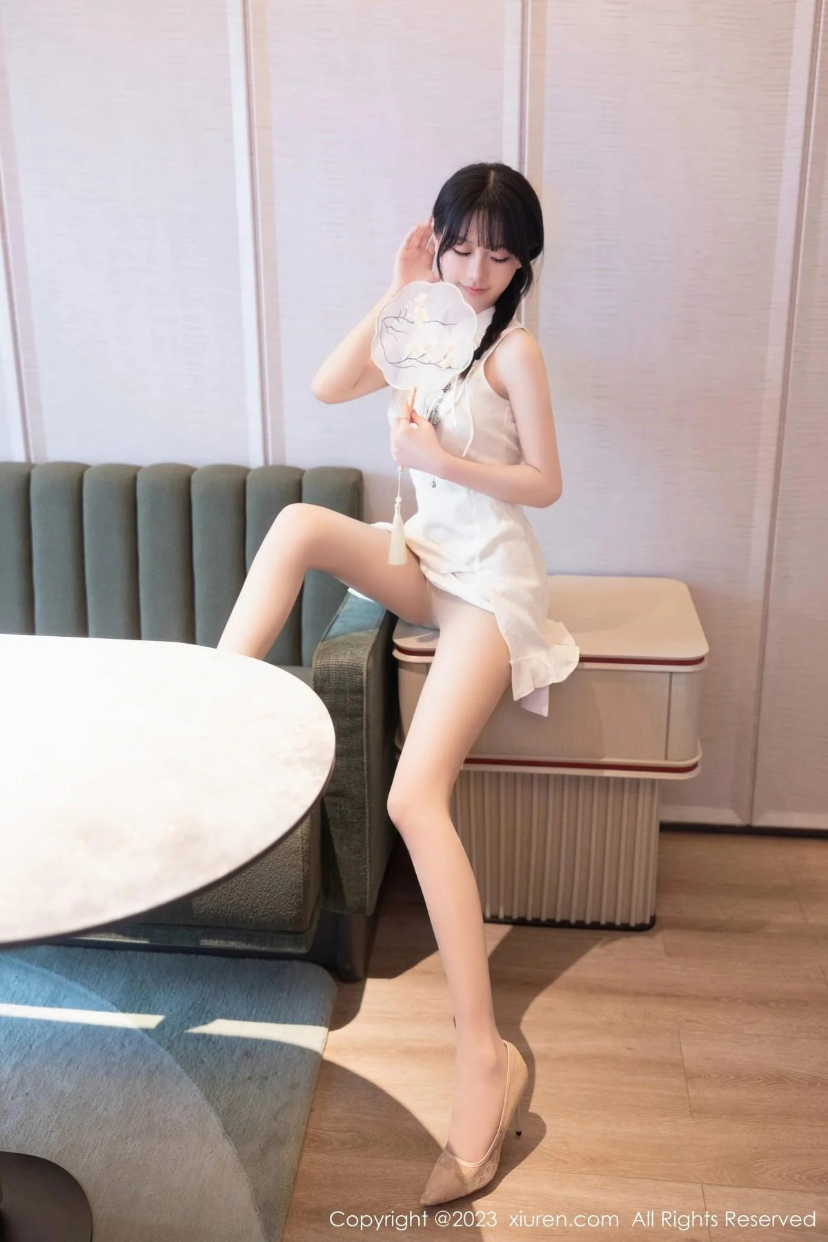 幼幼性感白色旗袍服饰配原色丝袜秀完美身材撩人绝美写真 第 11 张