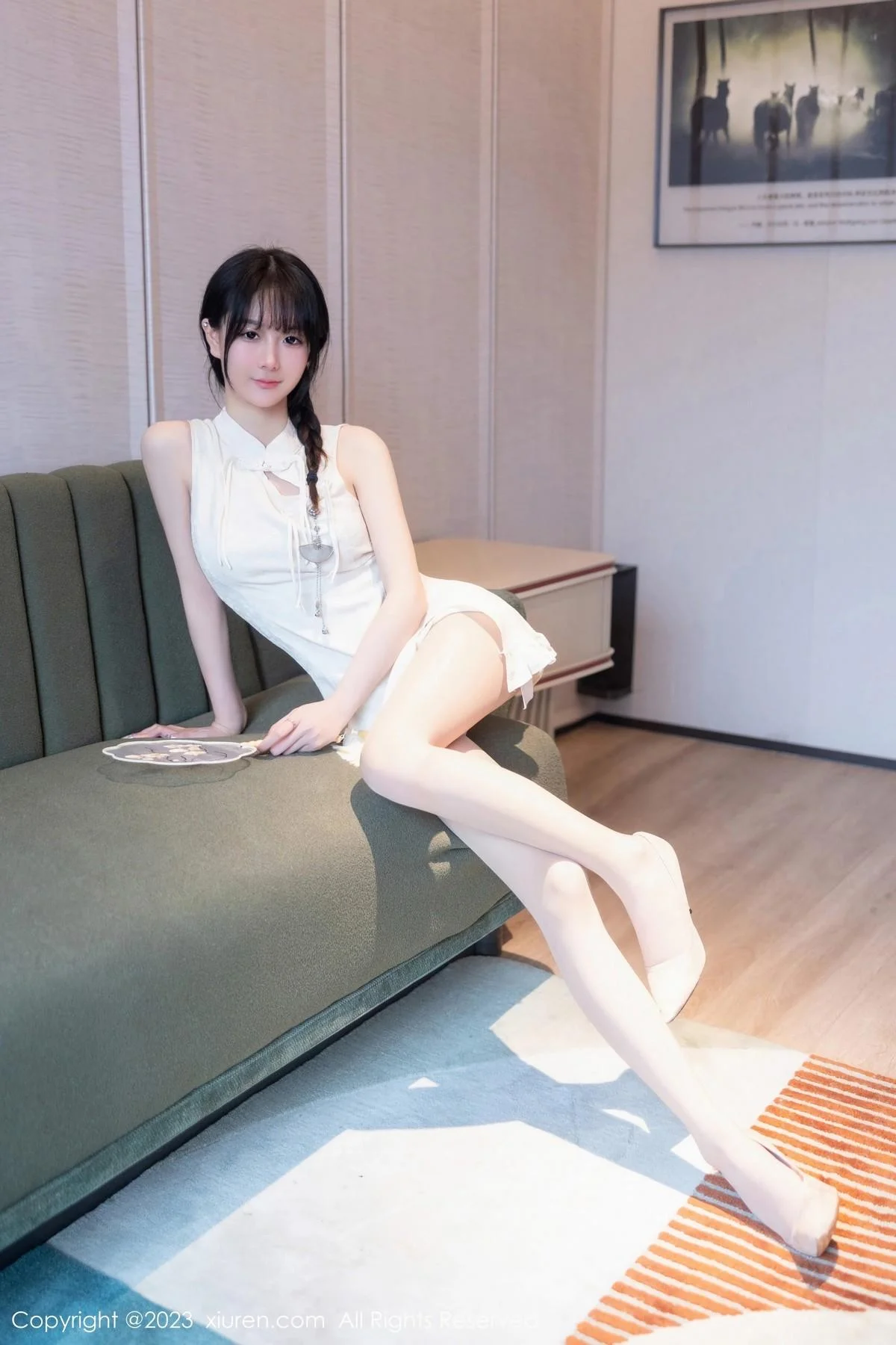 幼幼性感白色旗袍服饰配原色丝袜秀完美身材撩人绝美写真 第 13 张