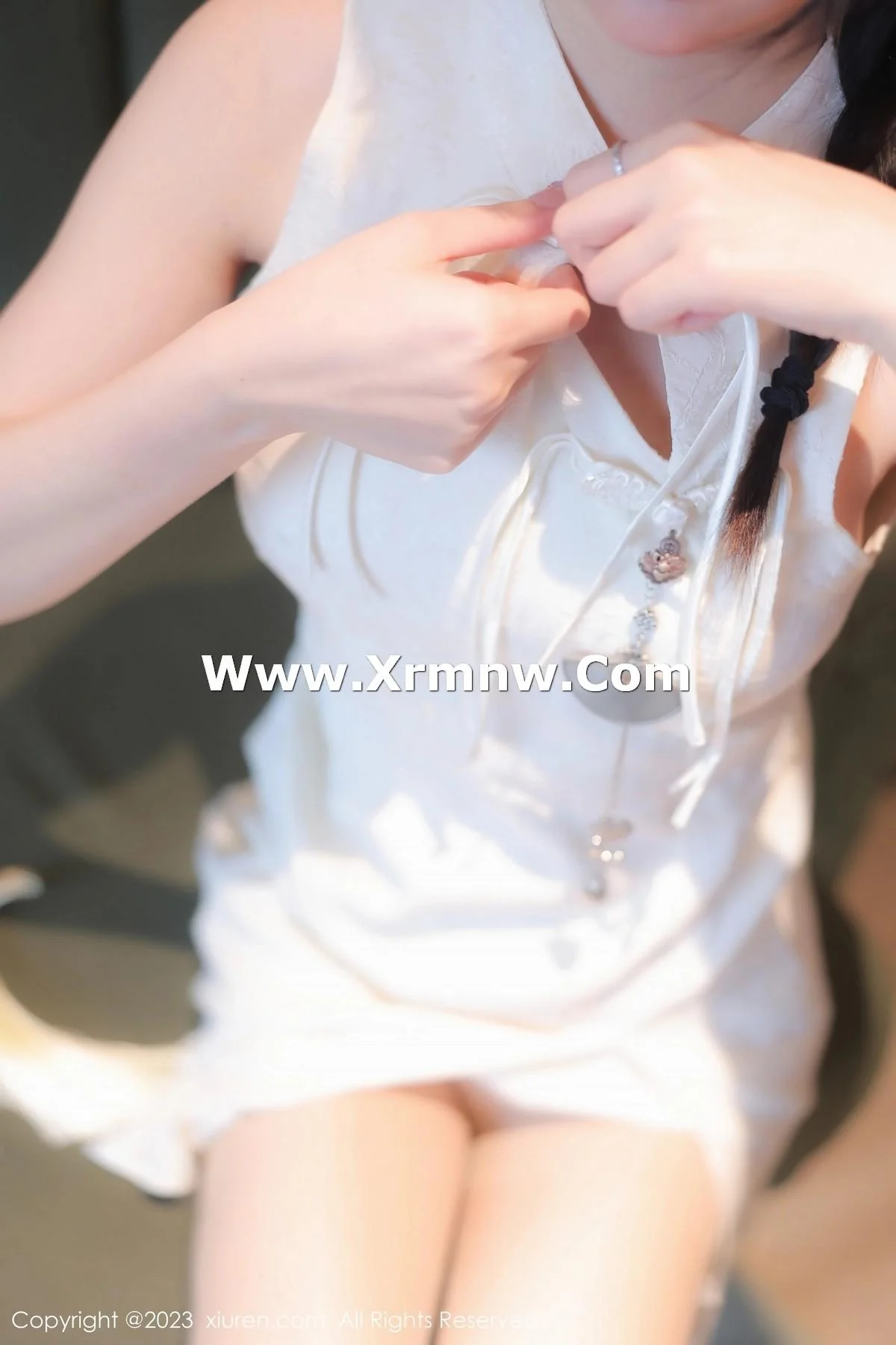 幼幼性感白色旗袍服饰配原色丝袜秀完美身材撩人绝美写真 第 17 张
