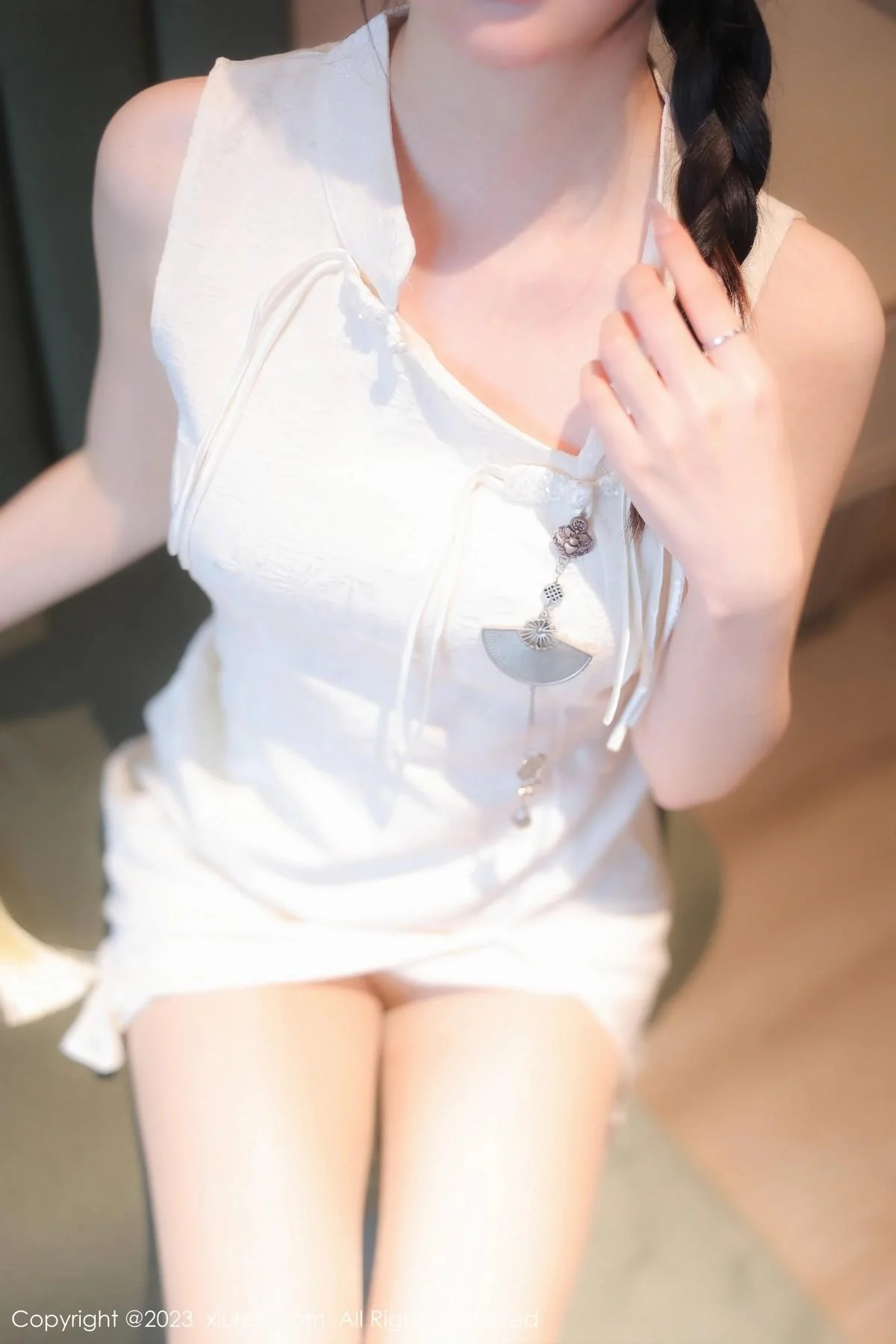 幼幼性感白色旗袍服饰配原色丝袜秀完美身材撩人绝美写真 第 18 张