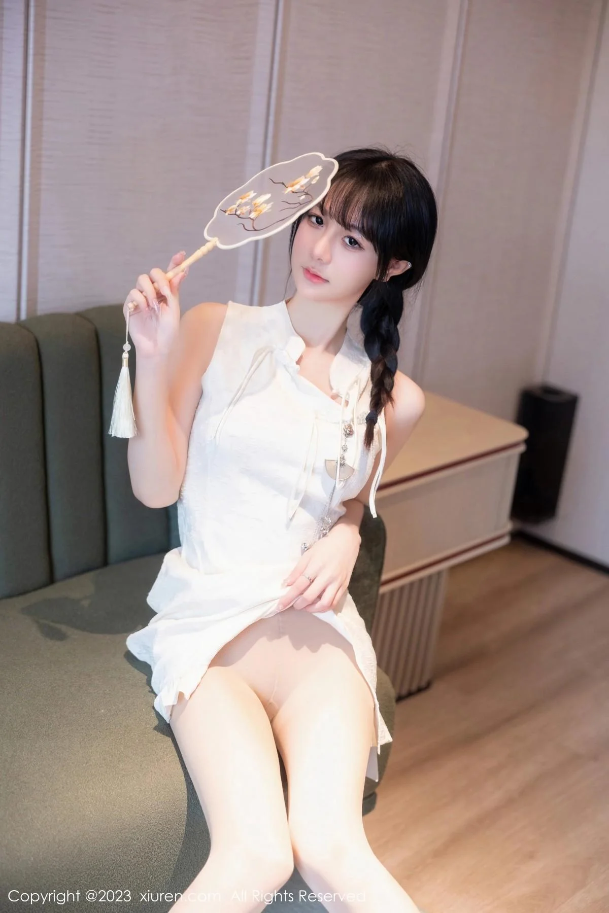 幼幼性感白色旗袍服饰配原色丝袜秀完美身材撩人绝美写真 第 21 张