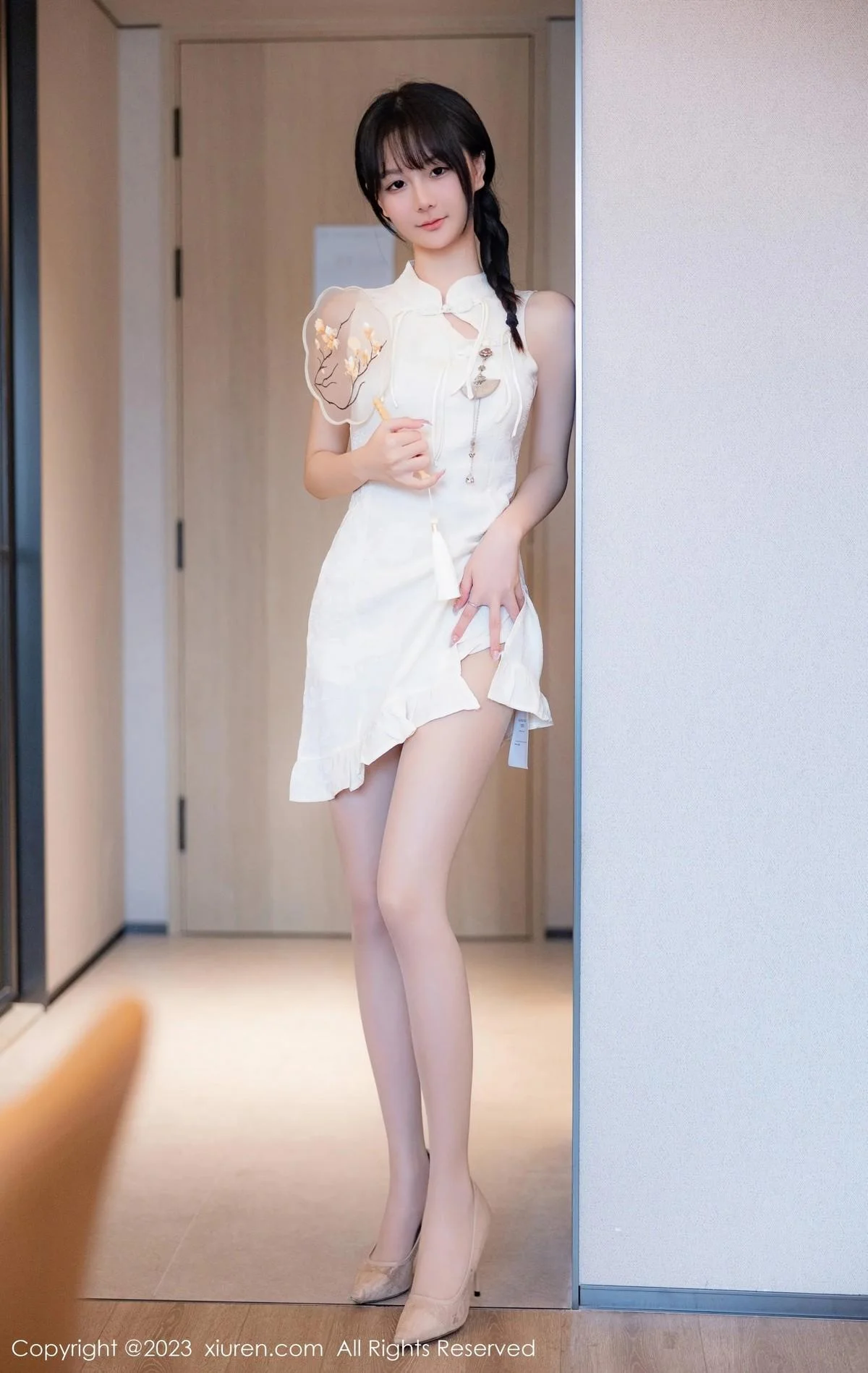 幼幼性感白色旗袍服饰配原色丝袜秀完美身材撩人绝美写真 第 5 张
