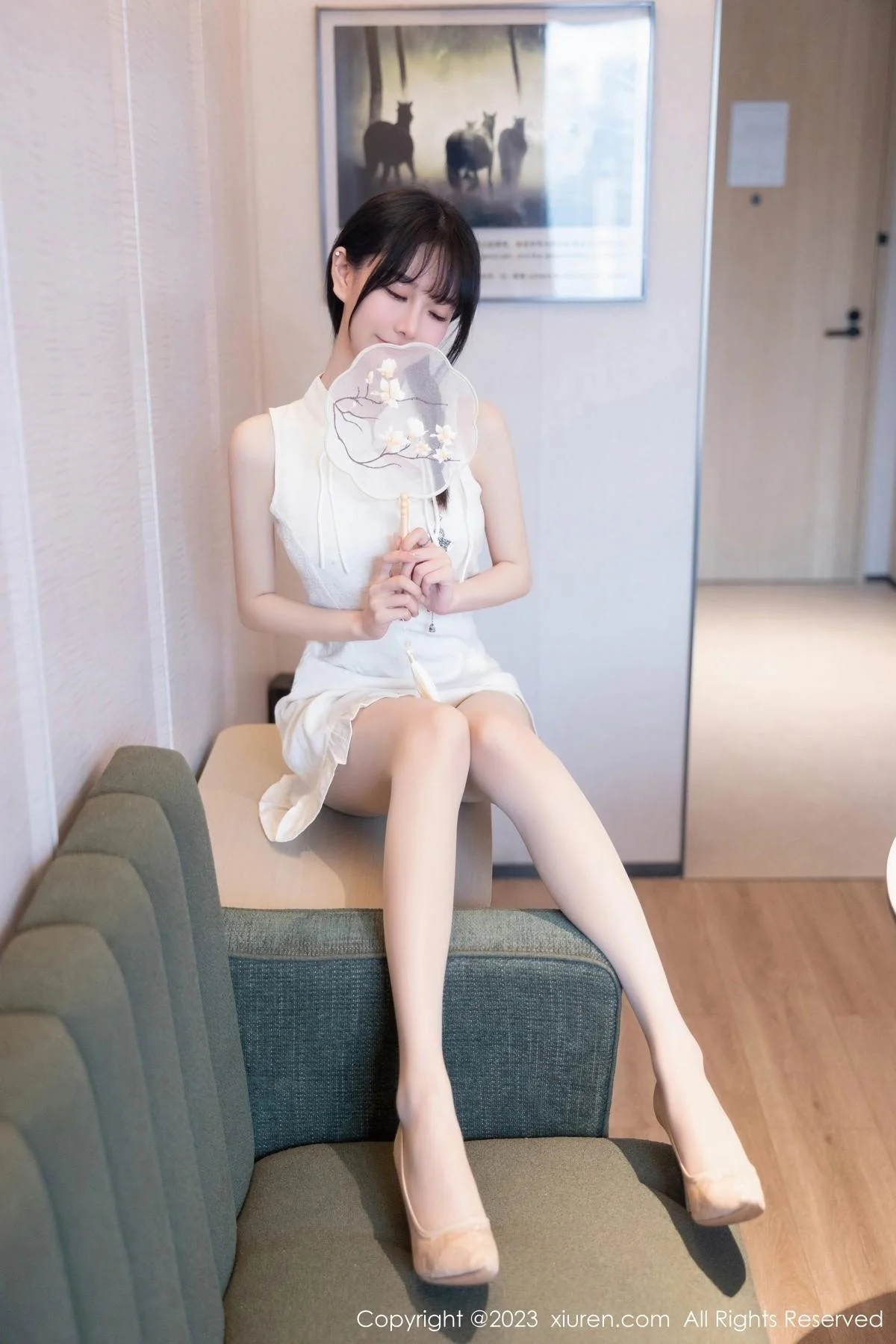 幼幼性感白色旗袍服饰配原色丝袜秀完美身材撩人绝美写真 第 8 张