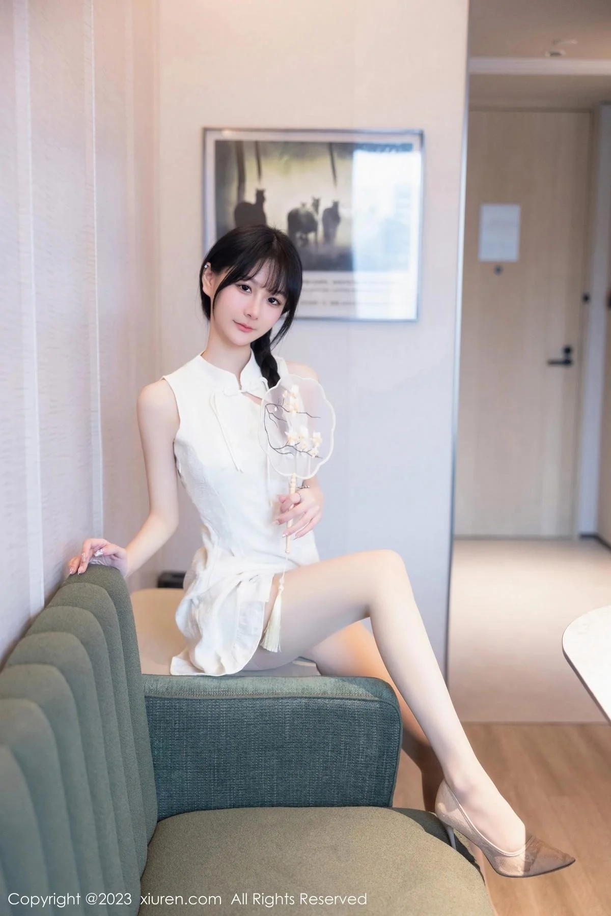 幼幼性感白色旗袍服饰配原色丝袜秀完美身材撩人绝美写真 第 9 张