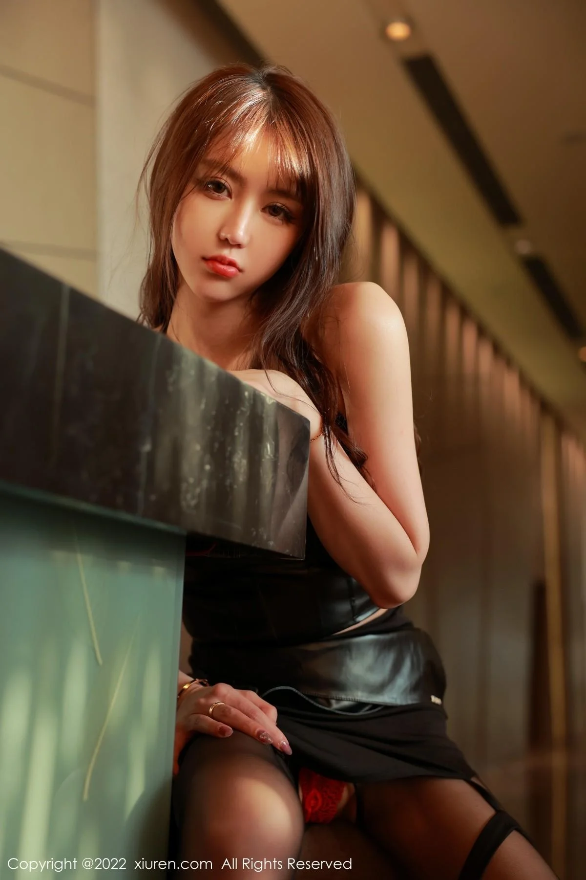 tina_甜仔香格里拉旅拍性感黑色皮质套装配开档黑丝绝美写真 第 27 张