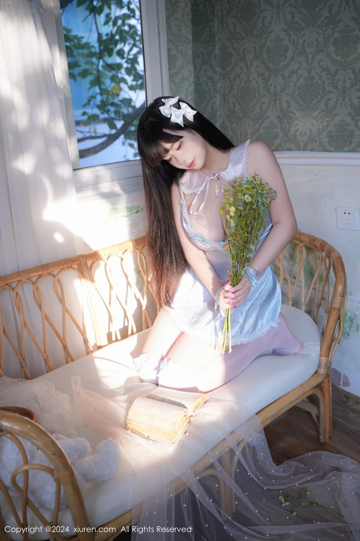正妹Abby性感女仆装扮配白丝袜秀丰满身材惹火绝美写真 第 14 张