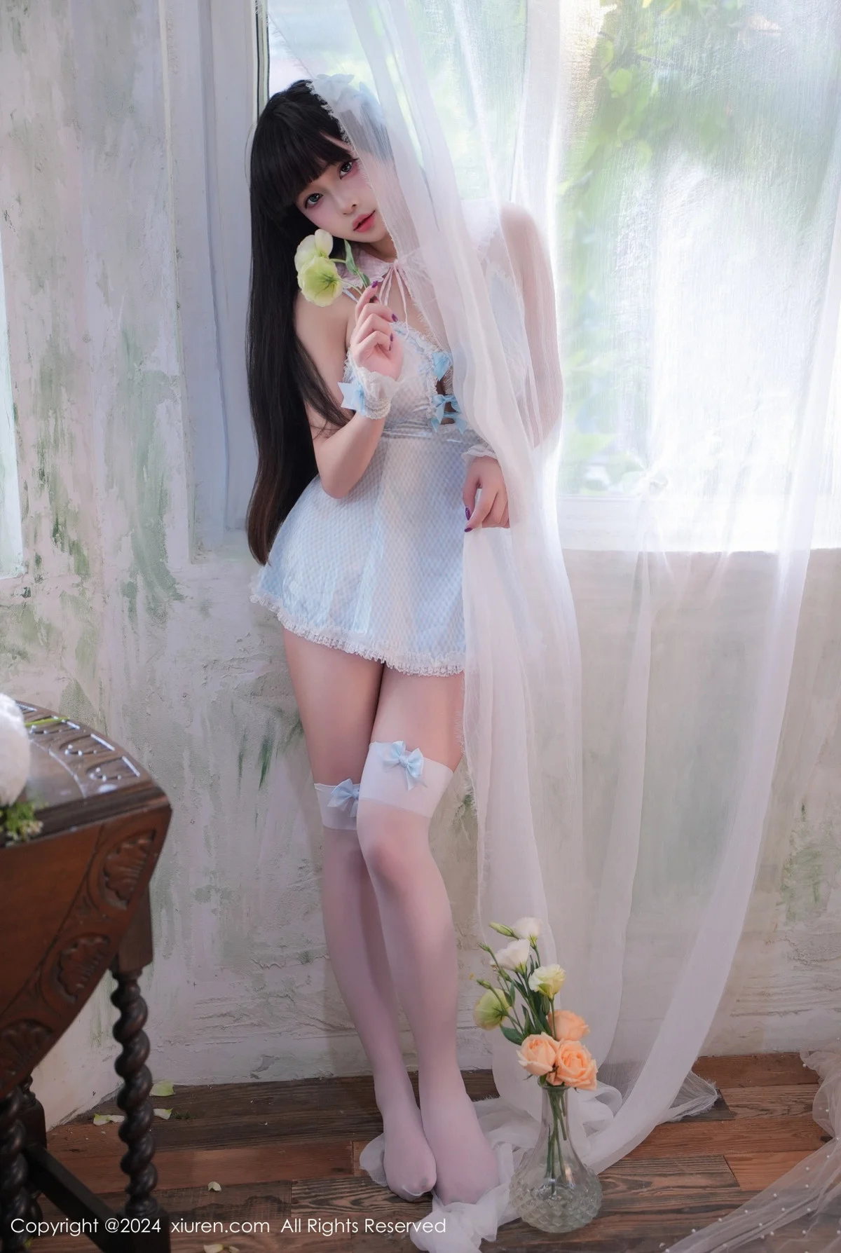 正妹Abby性感女仆装扮配白丝袜秀丰满身材惹火绝美写真 第 20 张