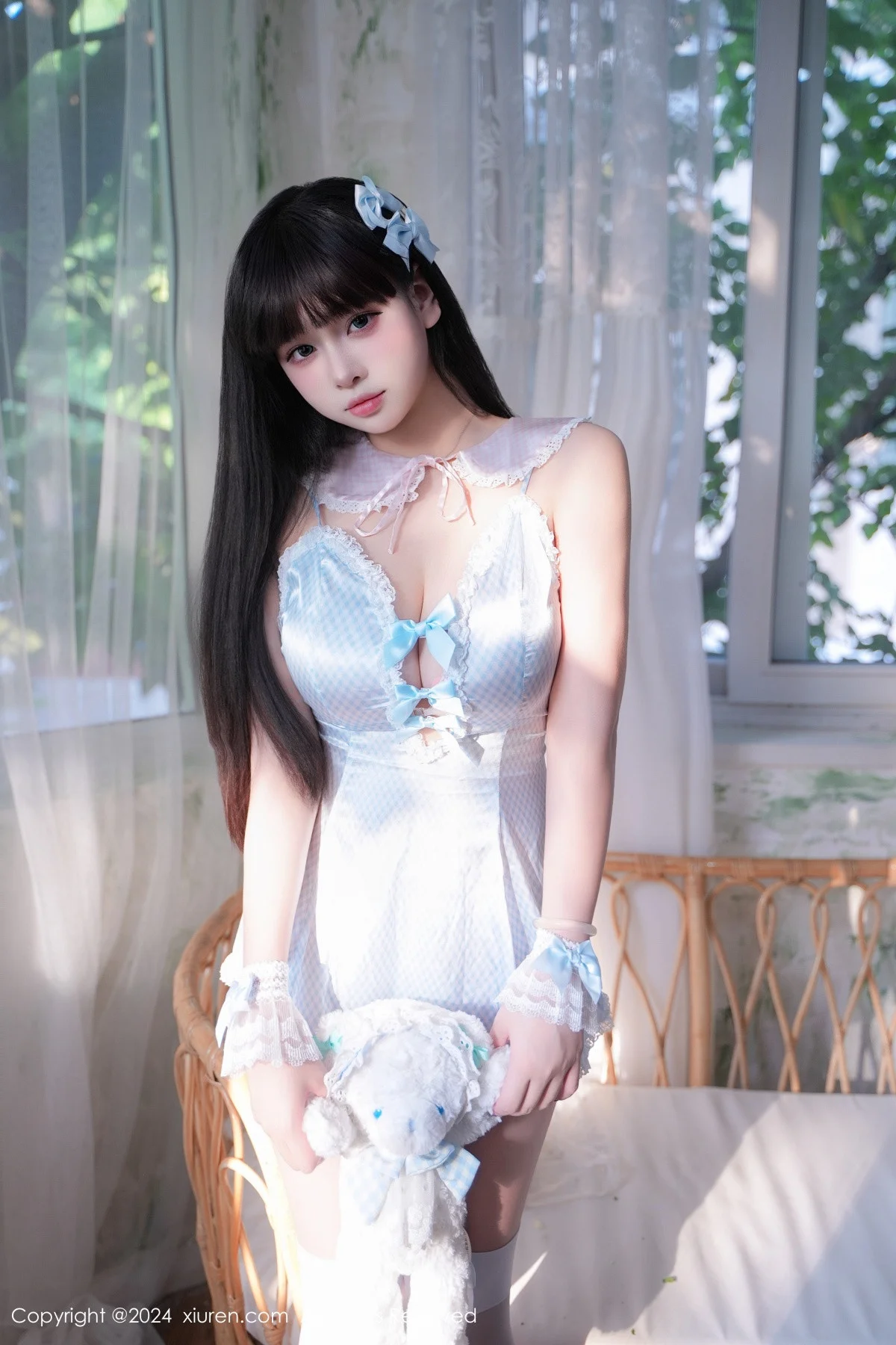 正妹Abby性感女仆装扮配白丝袜秀丰满身材惹火绝美写真 第 25 张
