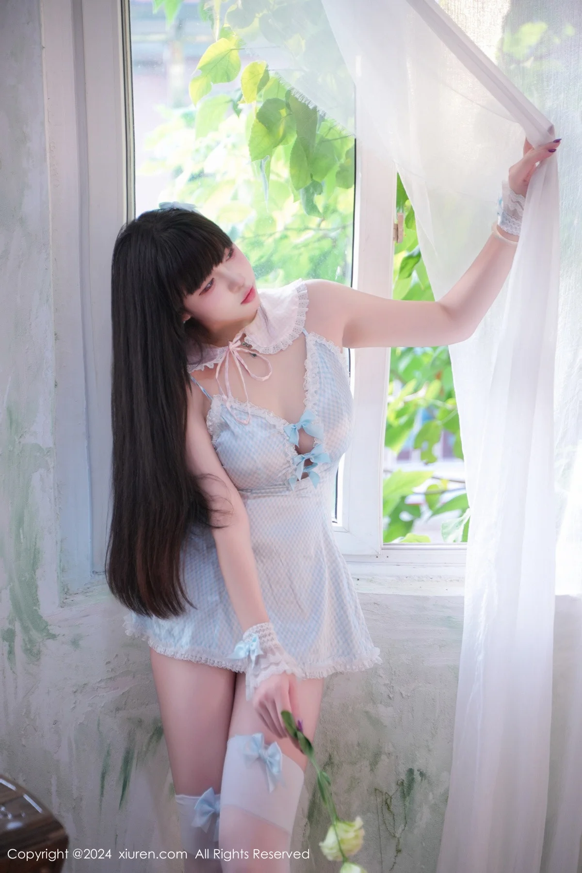 正妹Abby性感女仆装扮配白丝袜秀丰满身材惹火绝美写真 第 28 张