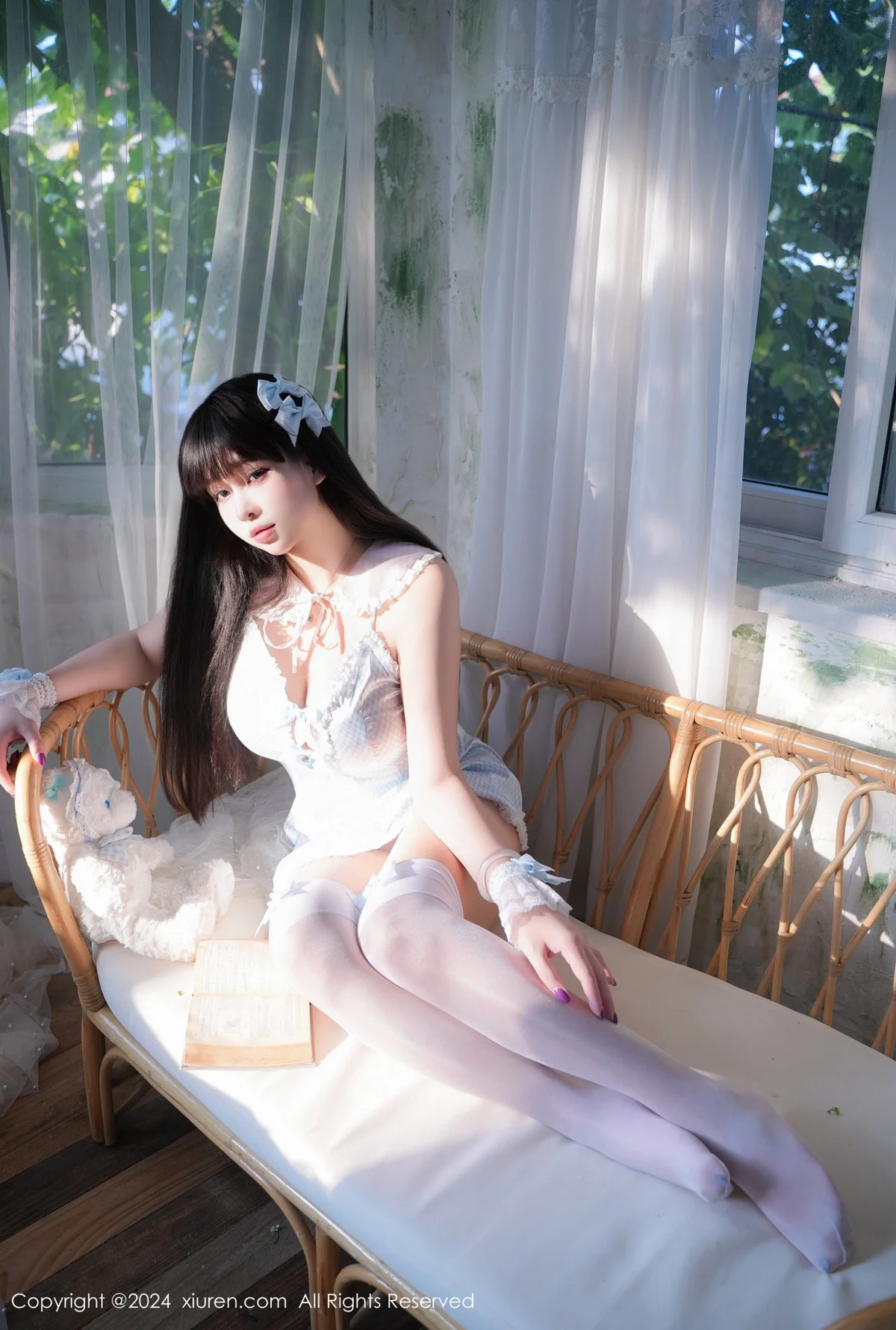 正妹Abby性感女仆装扮配白丝袜秀丰满身材惹火绝美写真 第 31 张