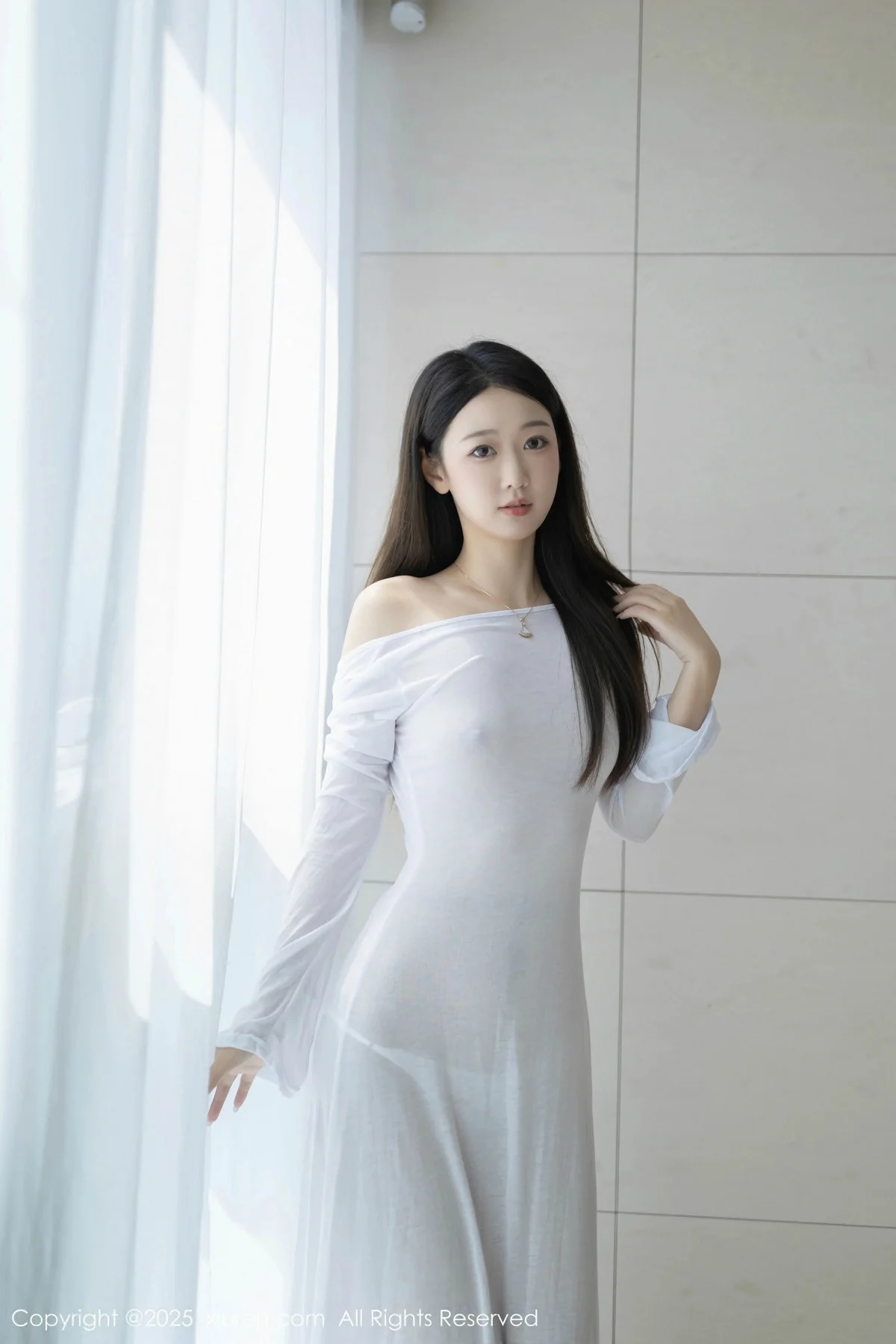 唐安琪性感白色连衣长裙配开档肉丝秀曼妙身姿撩人绝美写真 第 1 张