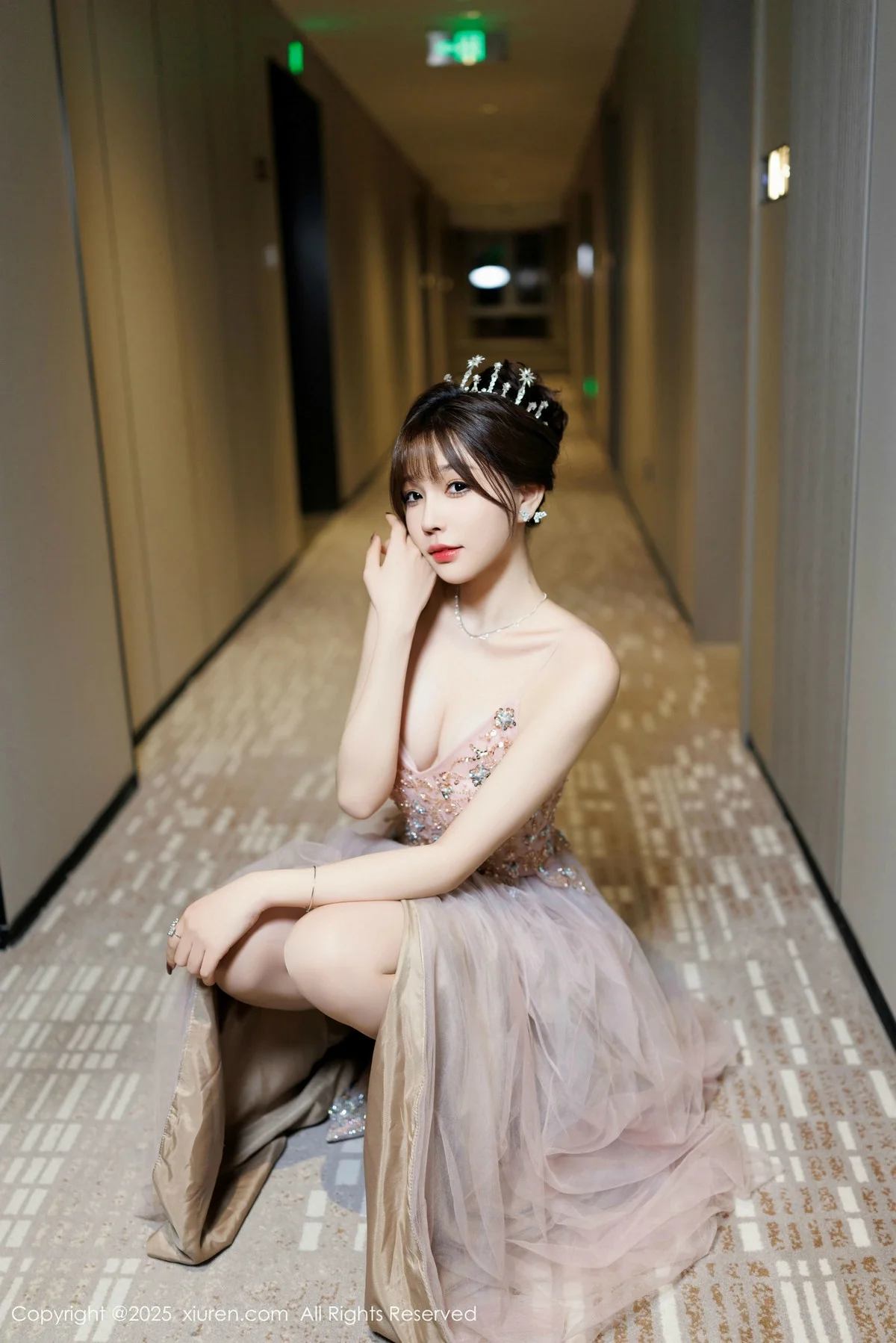 徐莉芝Booty性感碎花连衣裙配超薄肉丝秀完美身材绝美写真 第 12 张