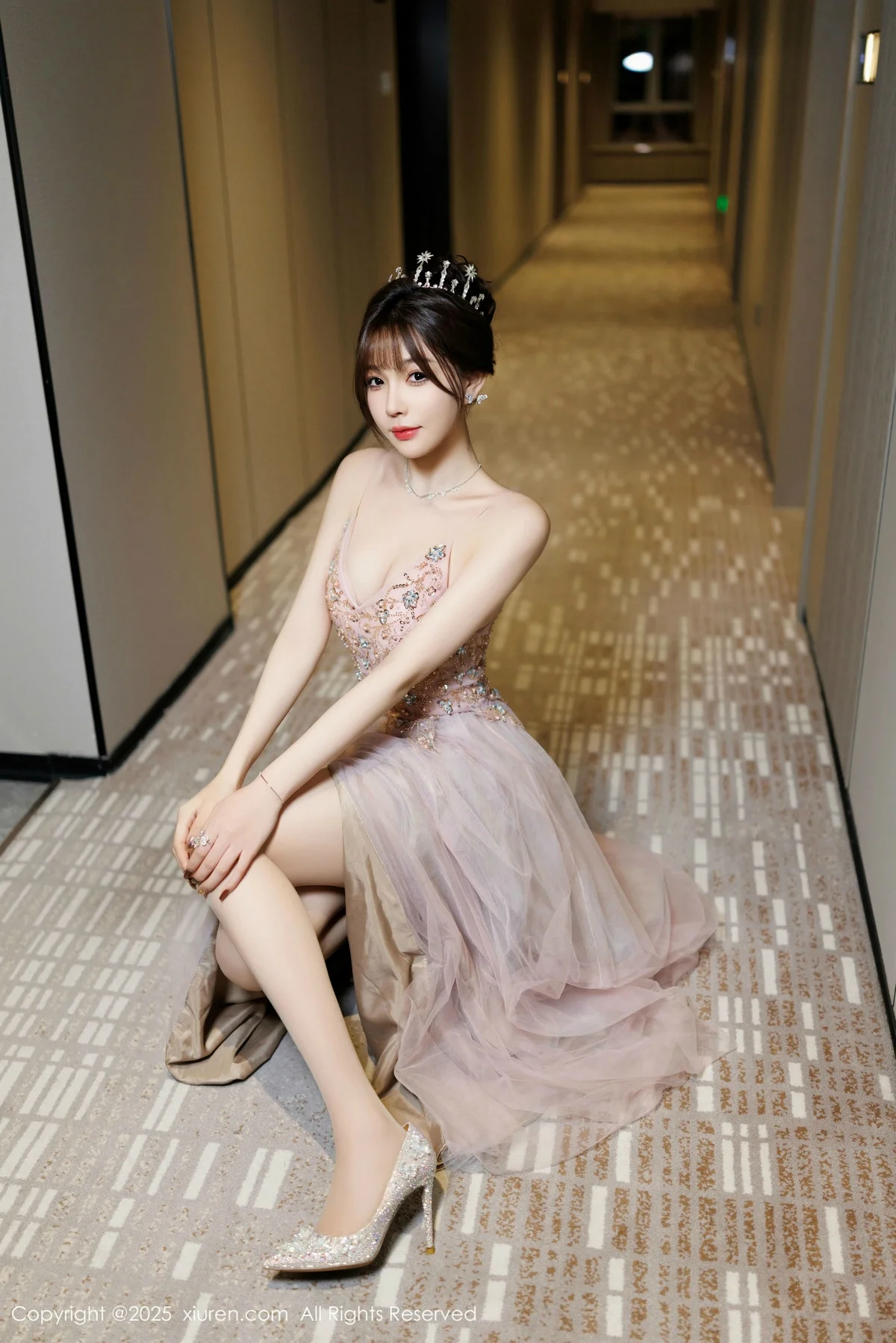 徐莉芝Booty性感碎花连衣裙配超薄肉丝秀完美身材绝美写真 第 16 张