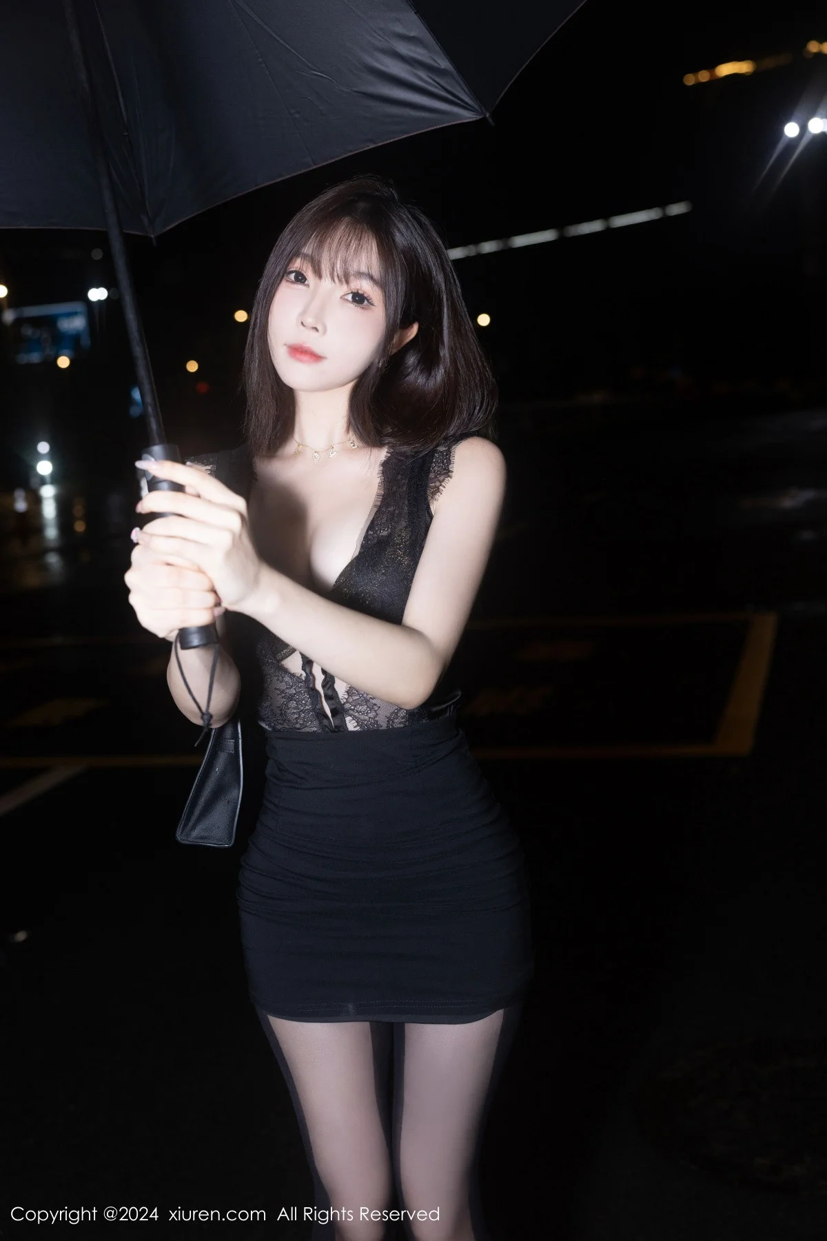 徐莉芝Booty性感黑色连衣裙露黑色内衣配超薄黑丝魅惑写真 第 13 张