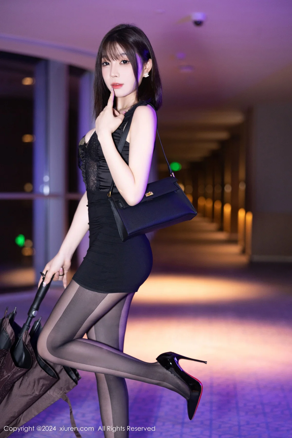 徐莉芝Booty性感黑色连衣裙露黑色内衣配超薄黑丝魅惑写真 第 34 张