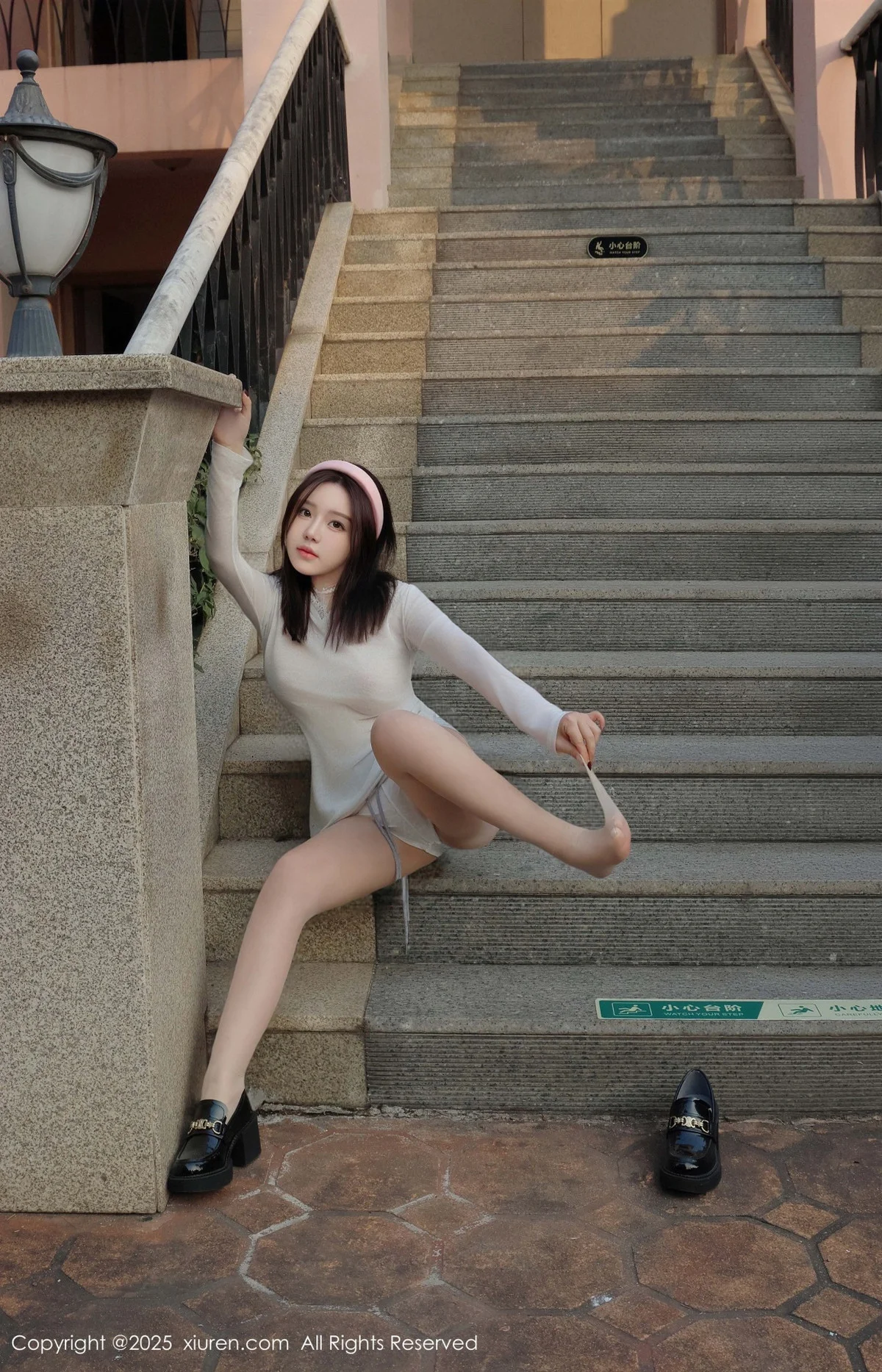 小薯条nienie性感薄透白T恤配超薄肉丝秀惹火身材绝美写真 第 44 张