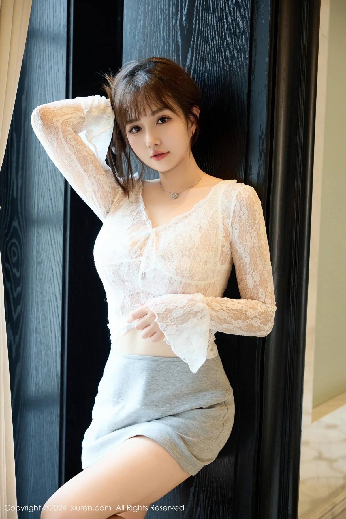 养乐多Doll性感白色蕾丝服饰配灰色短裙秀丰腴身材绝美写真 第 18 张