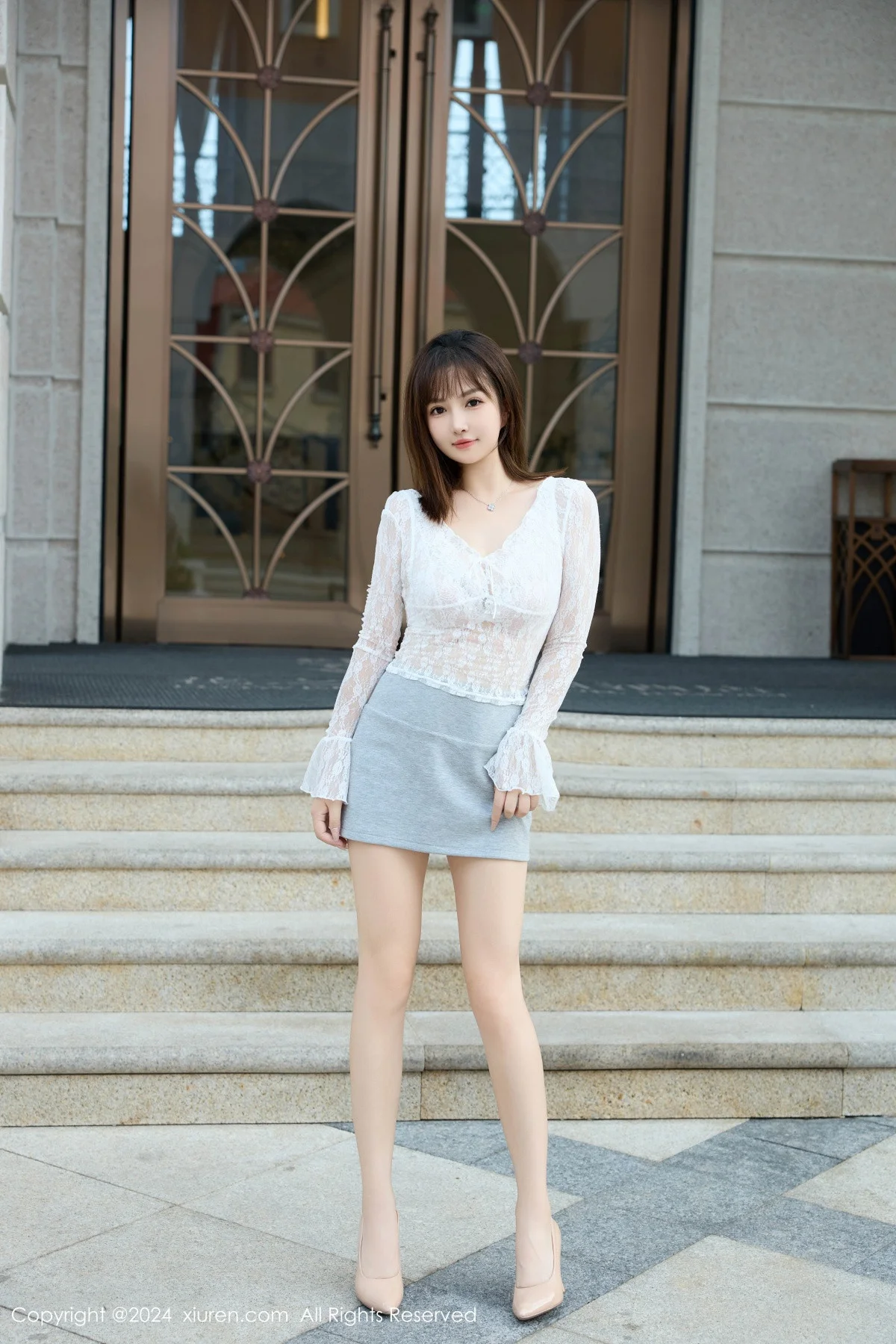 养乐多Doll性感白色蕾丝服饰配灰色短裙秀丰腴身材绝美写真 第 2 张