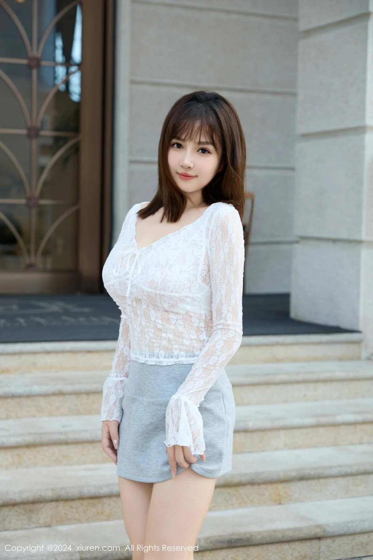 养乐多Doll性感白色蕾丝服饰配灰色短裙秀丰腴身材绝美写真 第 3 张