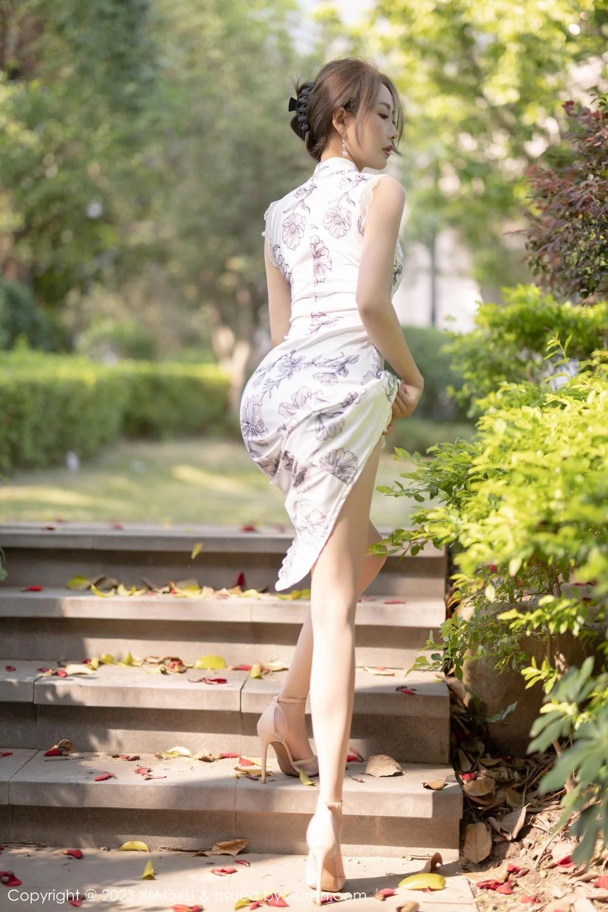 苏苏阿性感白色图案旗袍露蓝色蕾丝内衣秀绝美身姿绝美写真 第 12 张