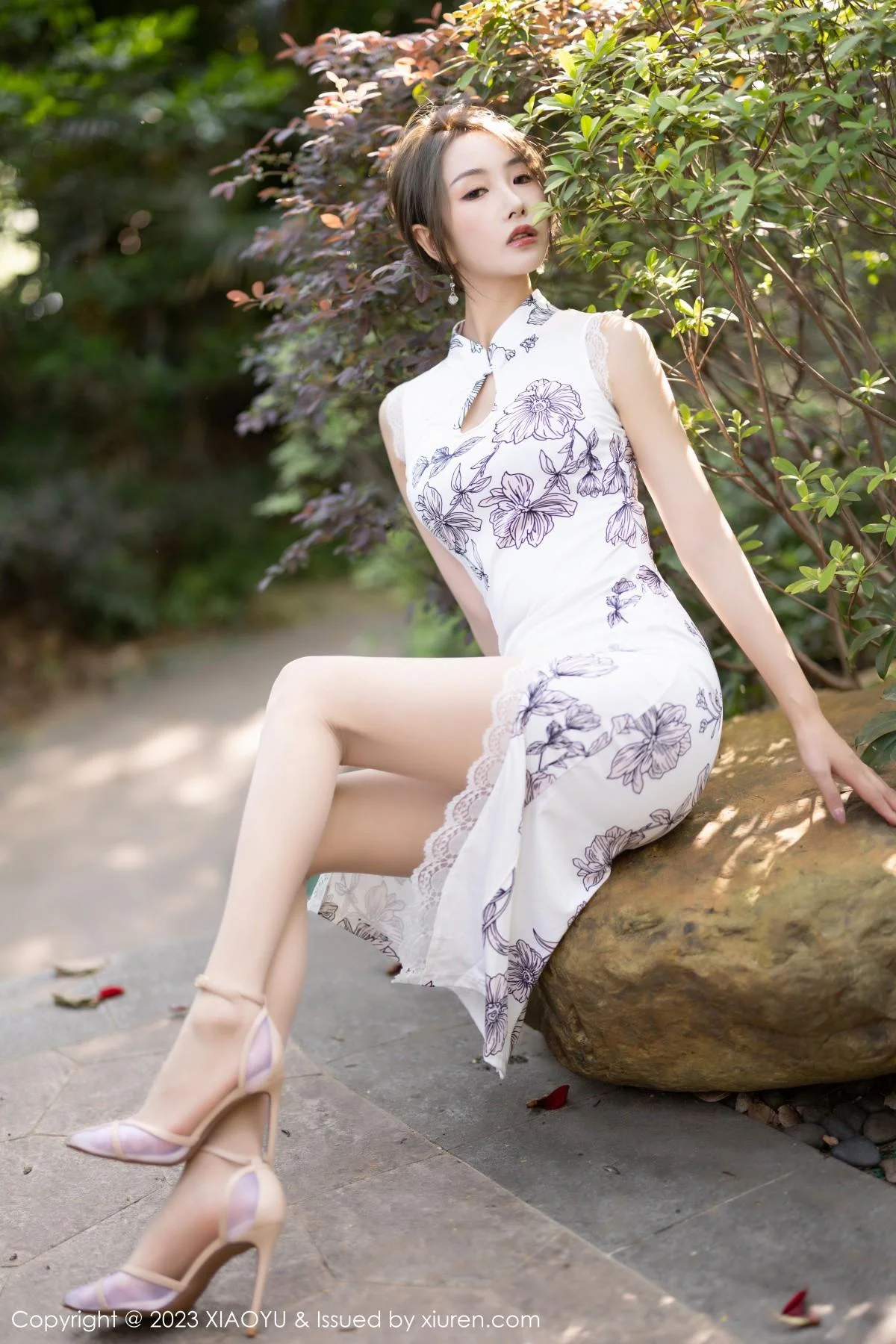 苏苏阿性感白色图案旗袍露蓝色蕾丝内衣秀绝美身姿绝美写真 第 15 张