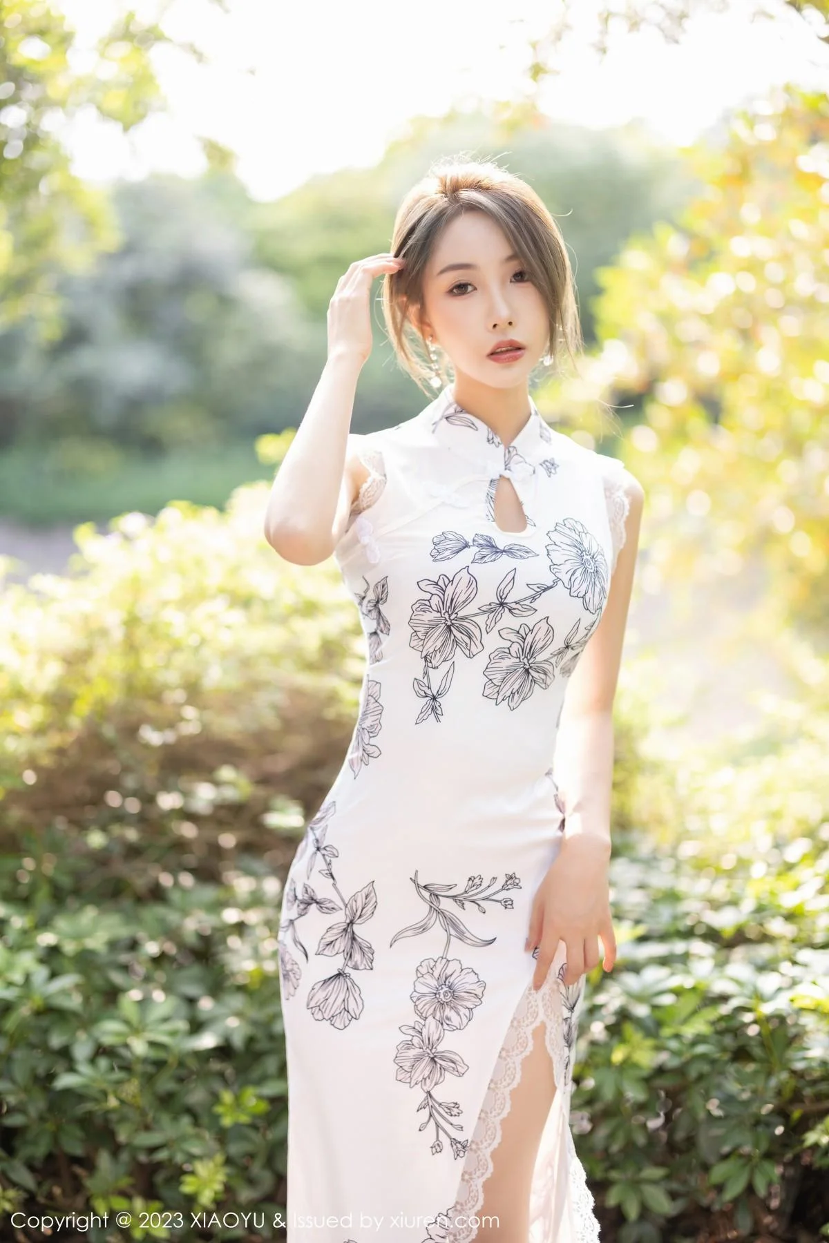苏苏阿性感白色图案旗袍露蓝色蕾丝内衣秀绝美身姿绝美写真 第 21 张