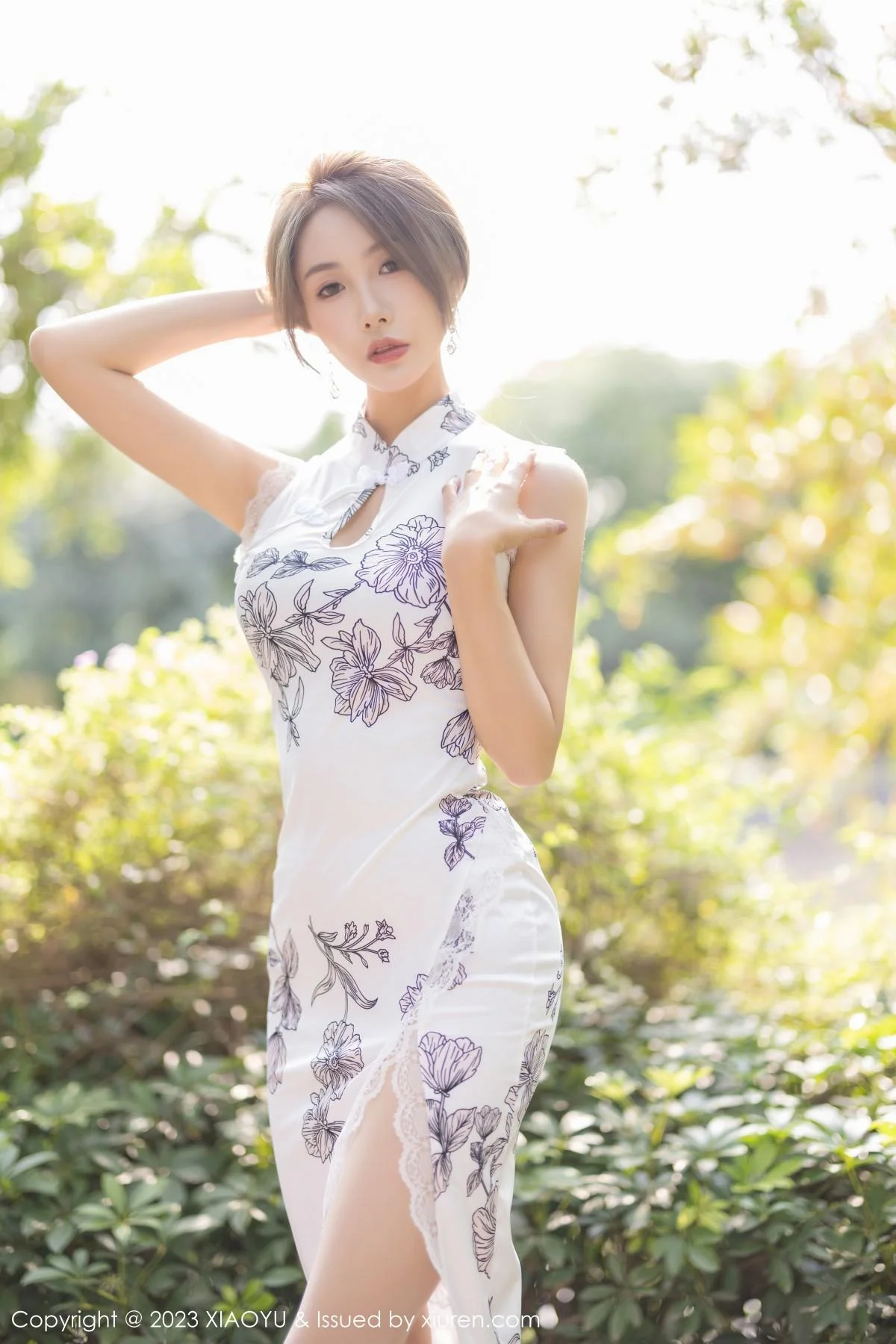 苏苏阿性感白色图案旗袍露蓝色蕾丝内衣秀绝美身姿绝美写真 第 23 张
